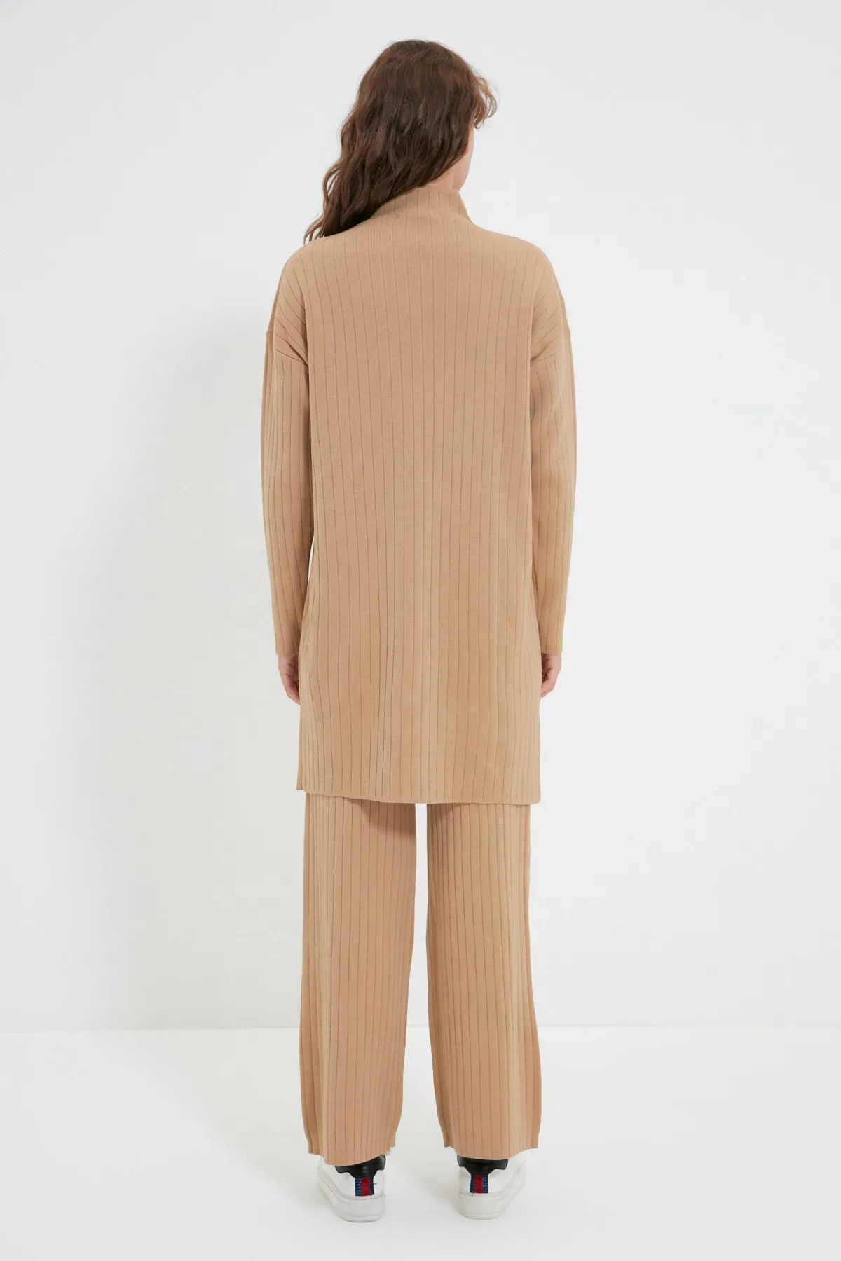 Trendyol Modest  Kamelfarbenes Strickset mit geripptem Pullover und Hose und halbem Rollkragen TCTAW22US0101