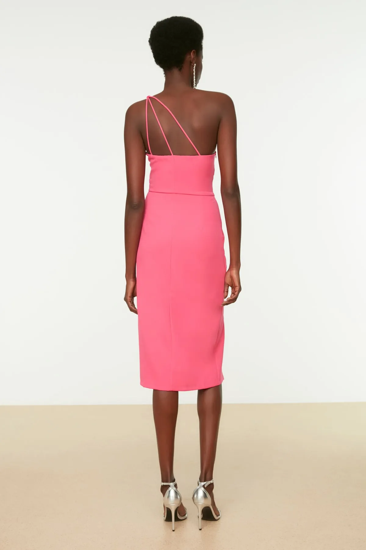 Trendyol Collection  Abendkleid mit fuchsiafarbenem Kragen und Ausschnitt TPRSS22EL1724