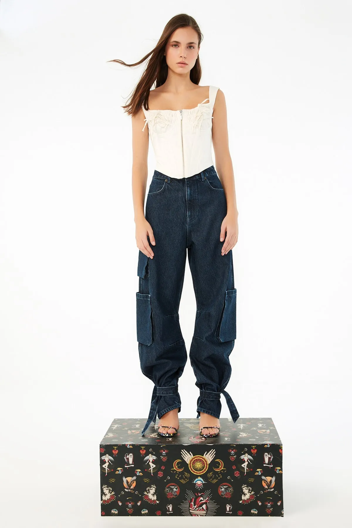 Trendyol Collection  X Zeynep Tosun – Blaue Cargo-Jeans mit Krawattendetail TPRSS22JE0611