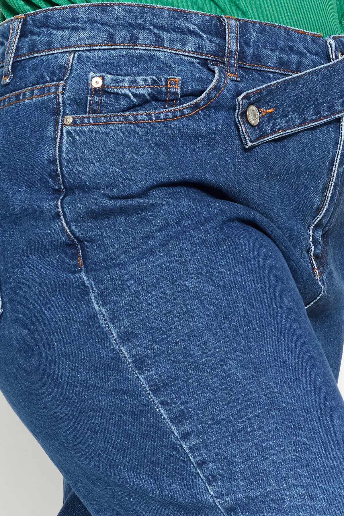 Trendyol Curve  Dunkelblaue Jeans mit geradem Schnitt und detaillierter Taille TBBAW24CJ00003