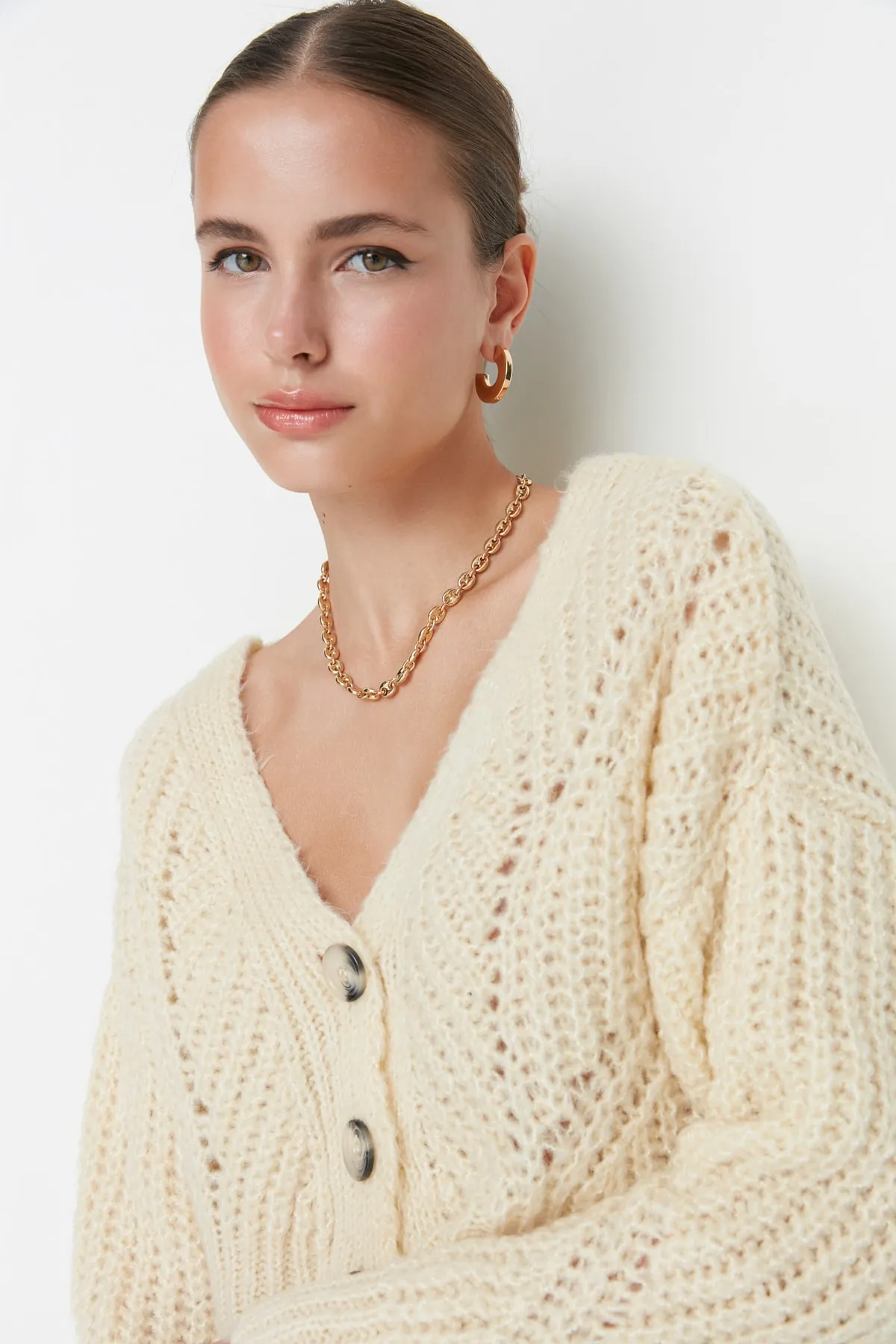 Trendyol Collection  Ecrufarbene, superkurze Strickjacke mit weicher Struktur und Knopfdetail
