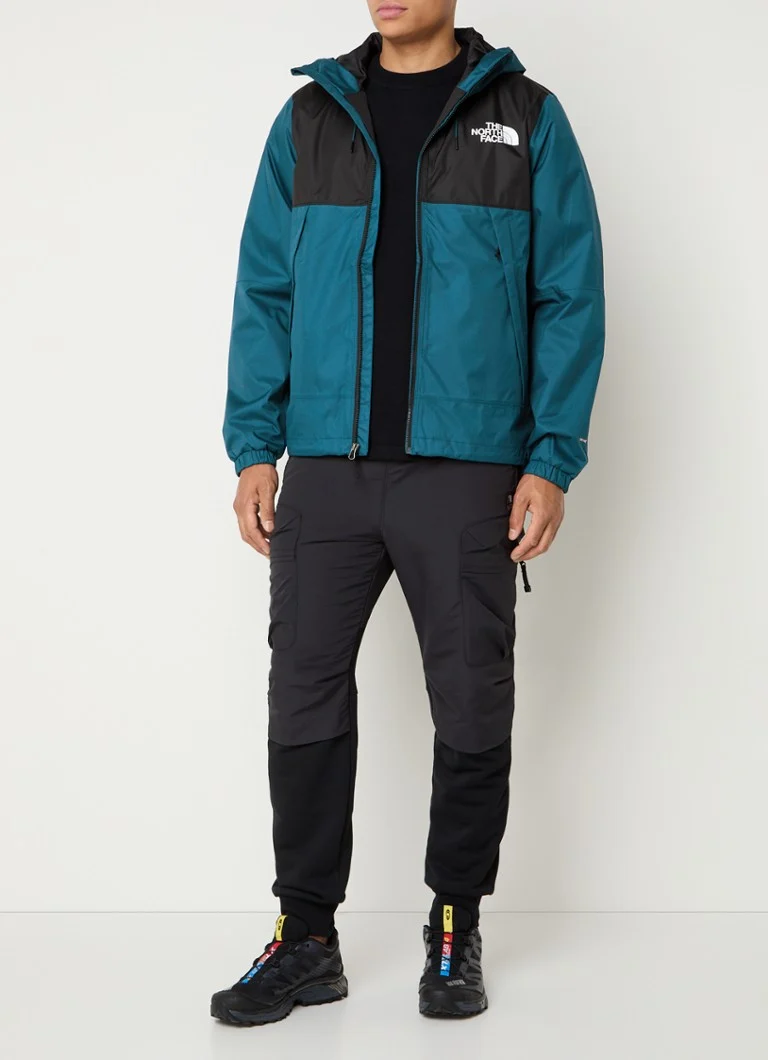 Jaqueta softshell The North Face Mountain Q com capuz e bolsos com zíper.