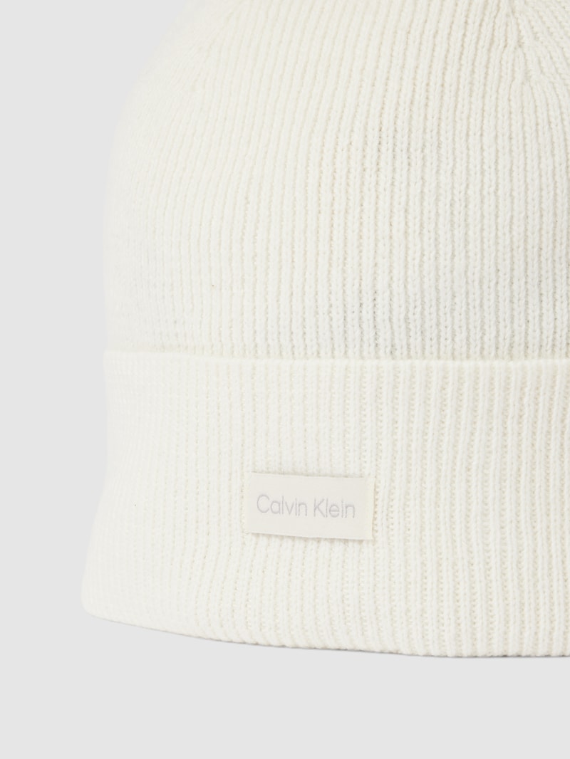 Mütze mit Label-Patch Modell 'Essential' in offwhite