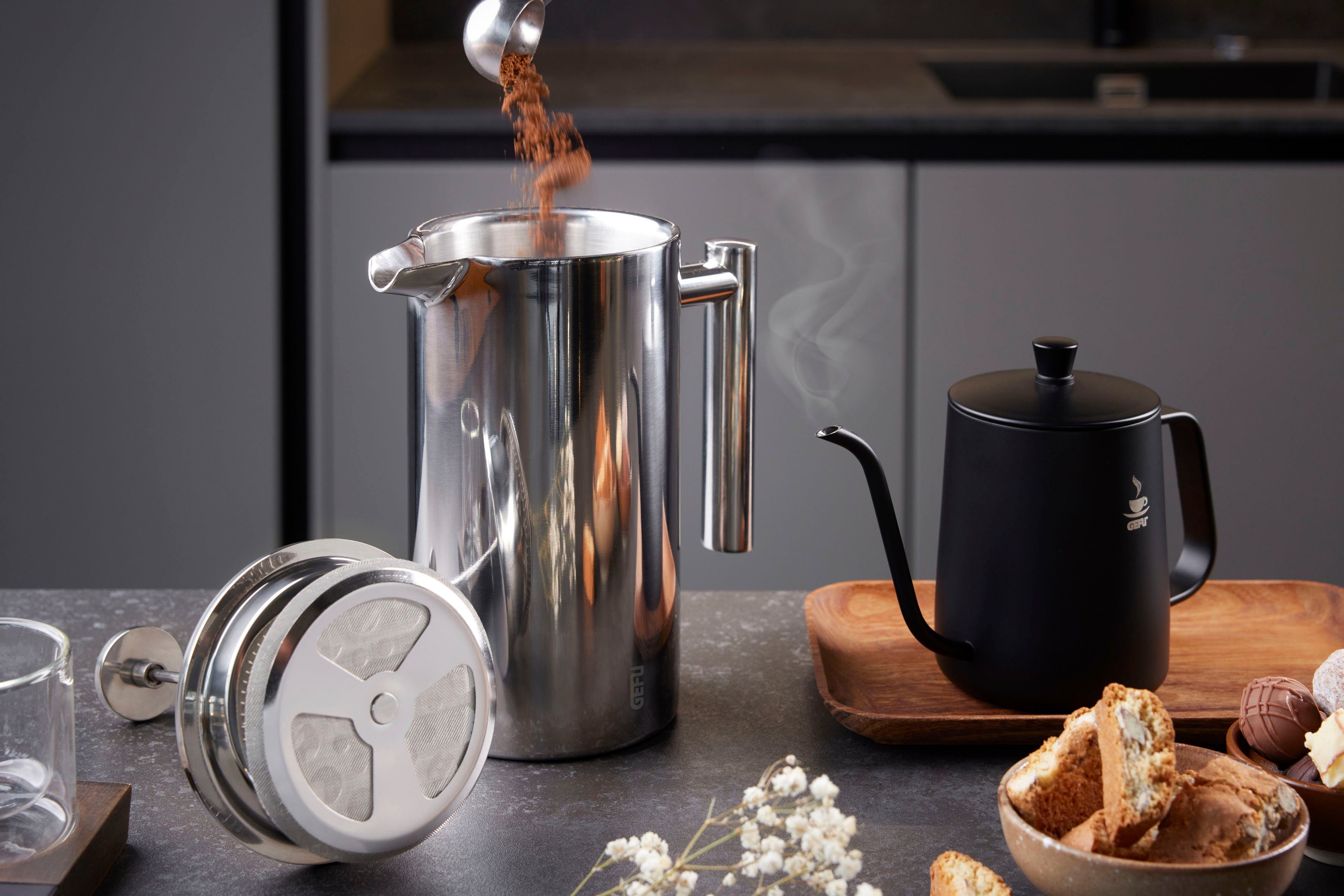 GEFU French Press Kanne GUSTAVO, 1000l Kaffeekanne, einfaches Zubereitung, heißes Servieren von Kaffee und Tee, Edelstahl