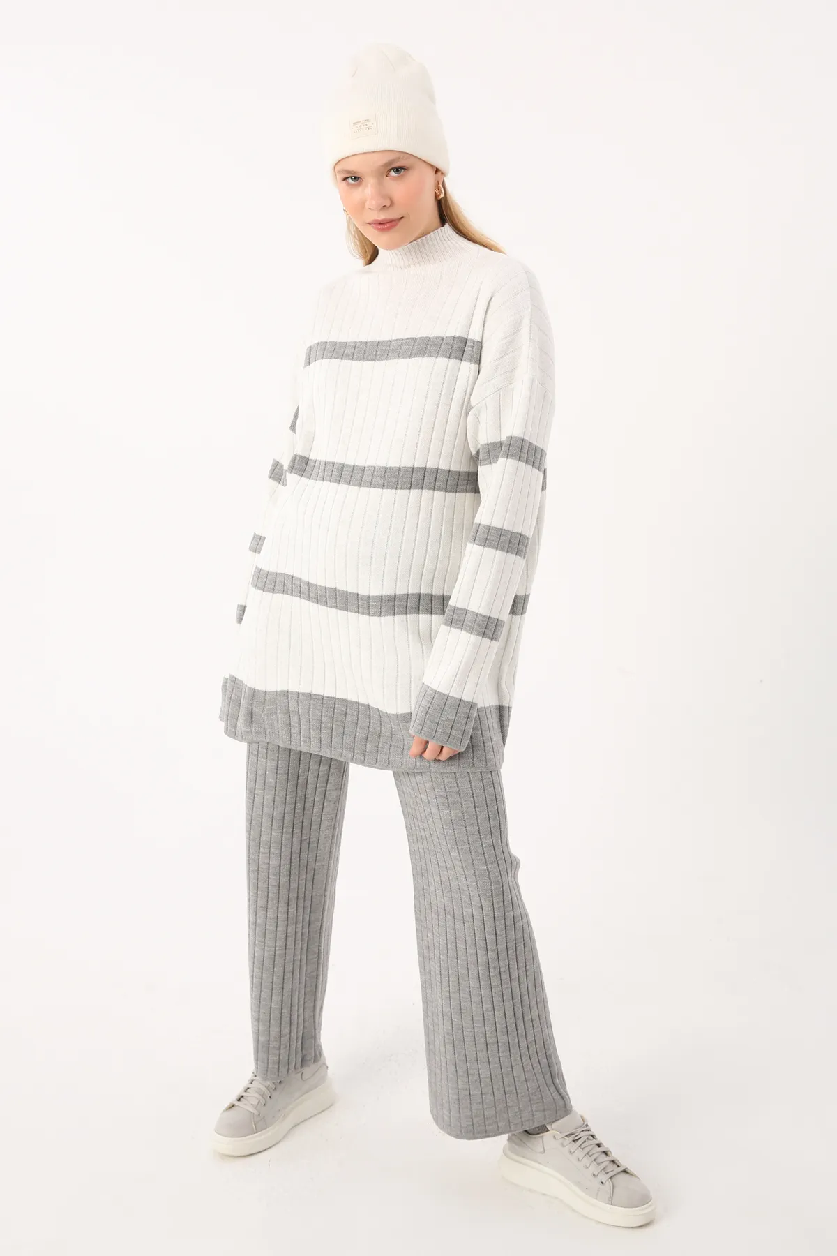 ALLDAY  Hellgrau-grau gestreifter Strickanzug aus Pullover mit hohem Kragen und Hose mit weitem Bein