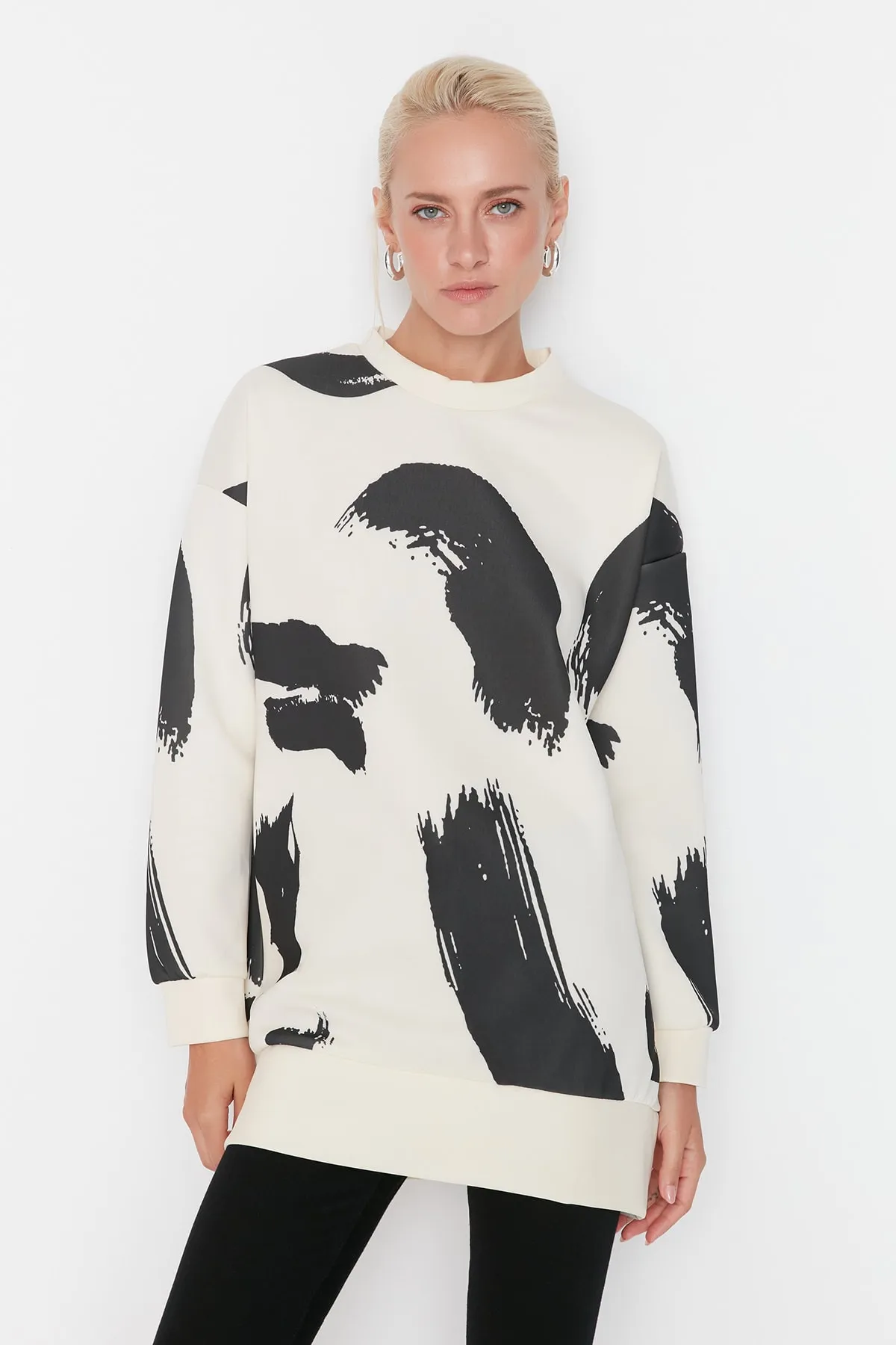 Trendyol Modest  Weißes gemustertes Scuba-Strick-Sweatshirt mit Rundhalsausschnitt TCTAW23TW00049