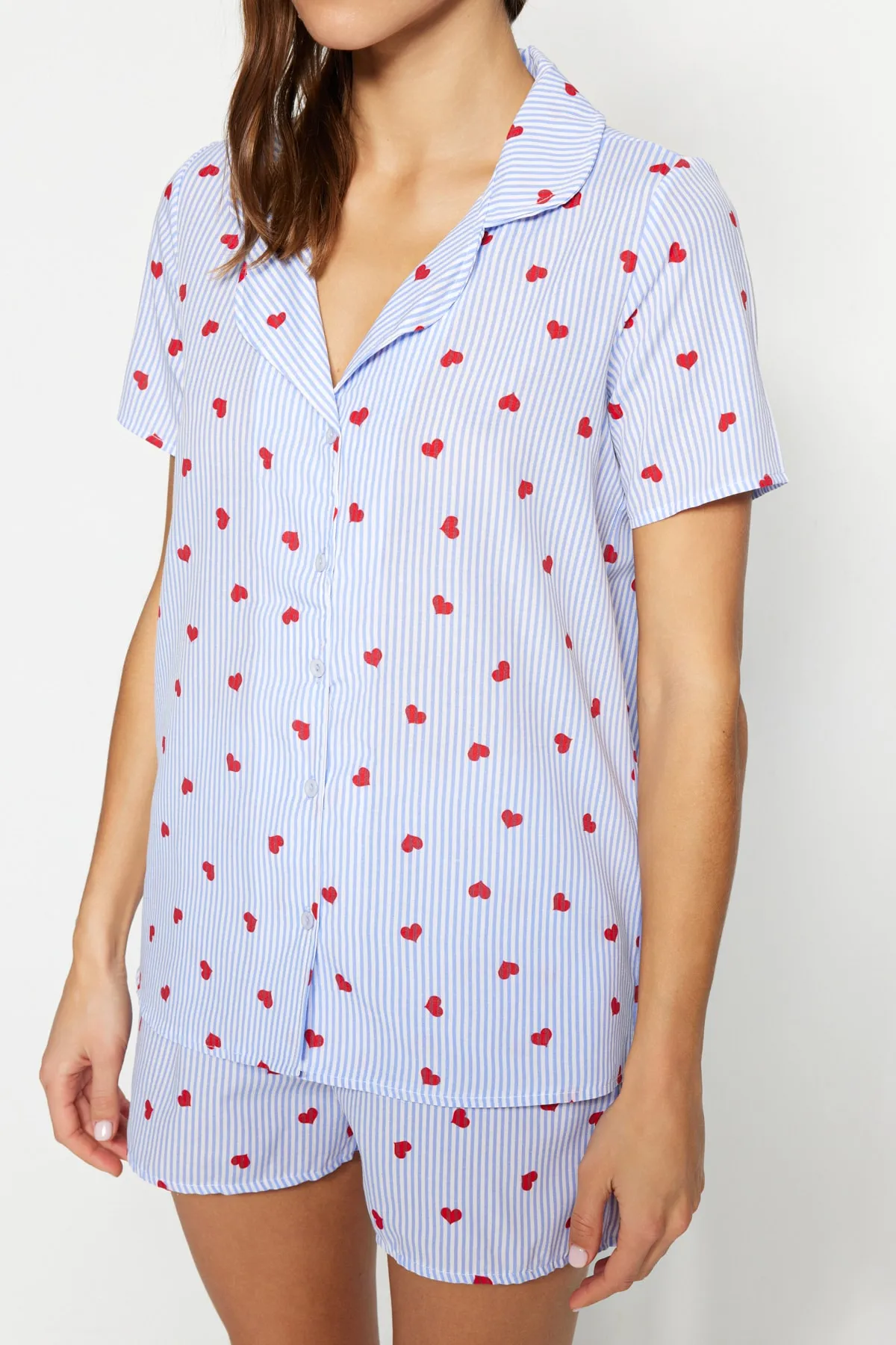 Trendyol Collection  Blau gestreiftes Pyjama-Set aus Viskosegewebe mit Herzmuster THMSS22PT0091