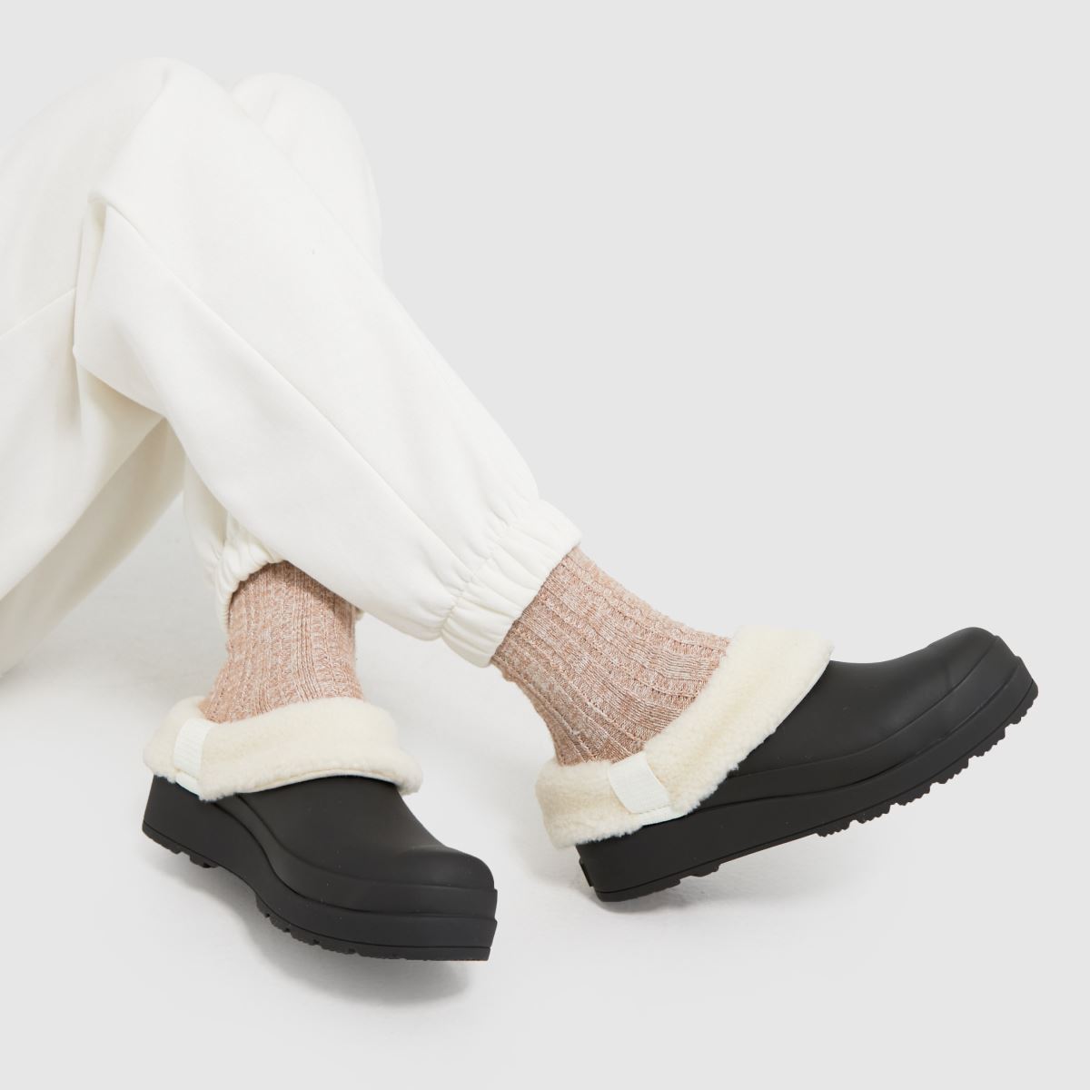 HUNTER BOOTS – Svarta, platta skor med sherpamotiv