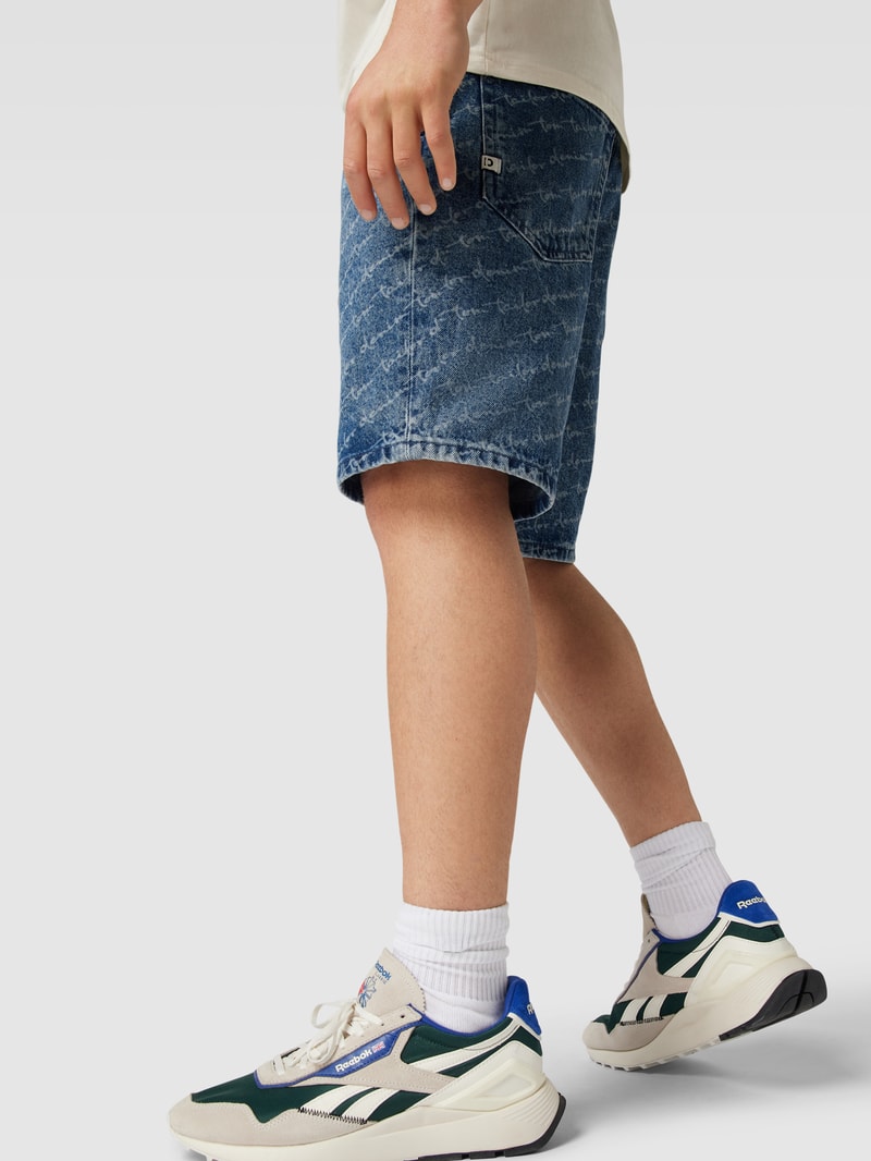 Jeansshorts mit Logo-Muster in schwarz