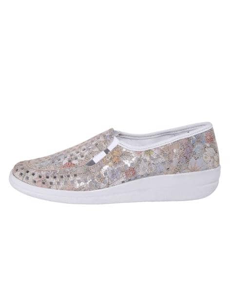 Slipper mit sommerlich luftigen Durchbrüchen