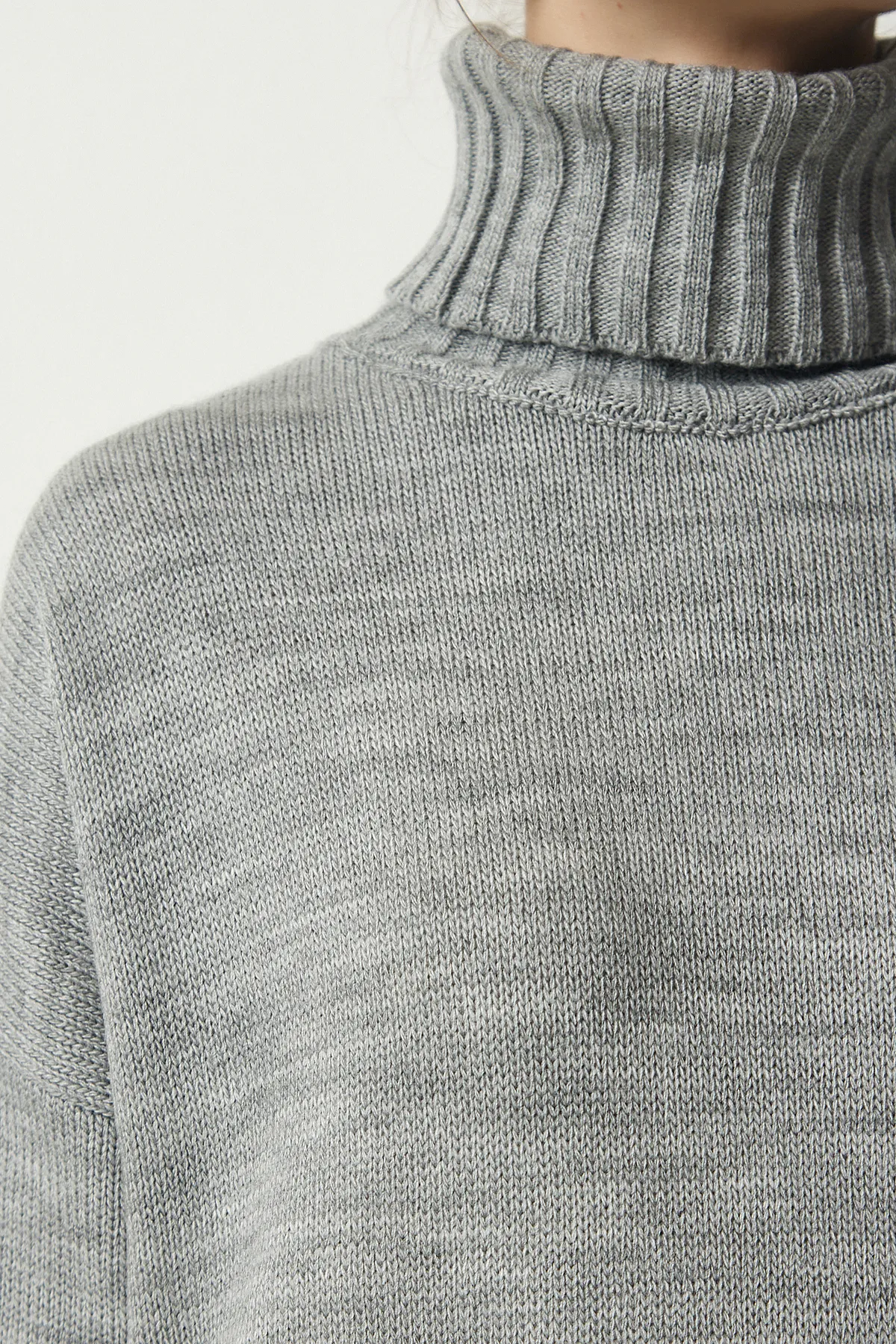 Happiness İstanbul  Graues Damen-Strickkleid mit Rollkragen und Schlitz in Übergröße PF00042