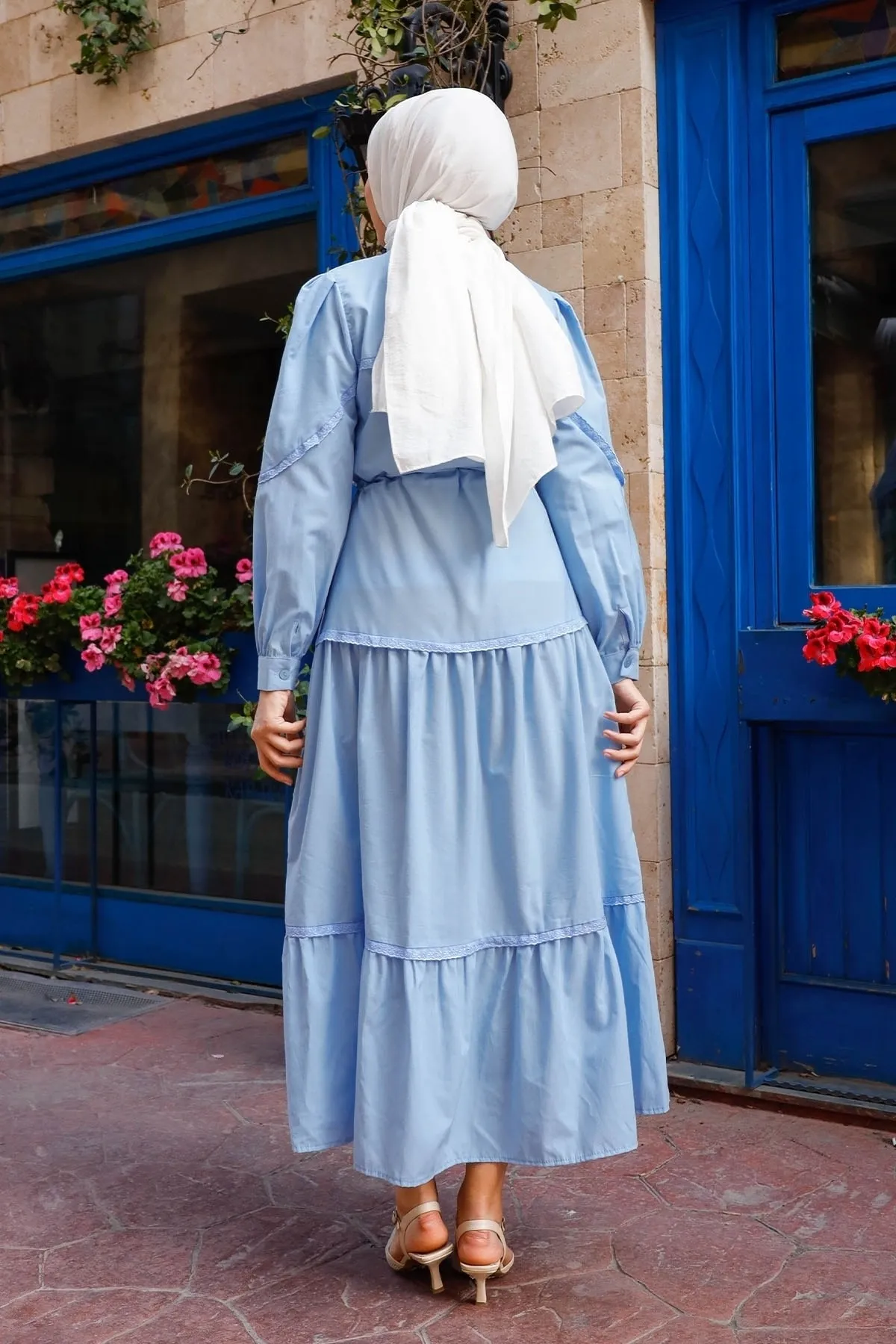 InStyle  Guipure-Detailliertes Hijab-Kleid mit Ballonärmeln – Babyblau