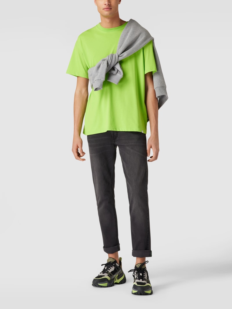 Straight Fit Jeans mit Brand-Detail in mittelgrau