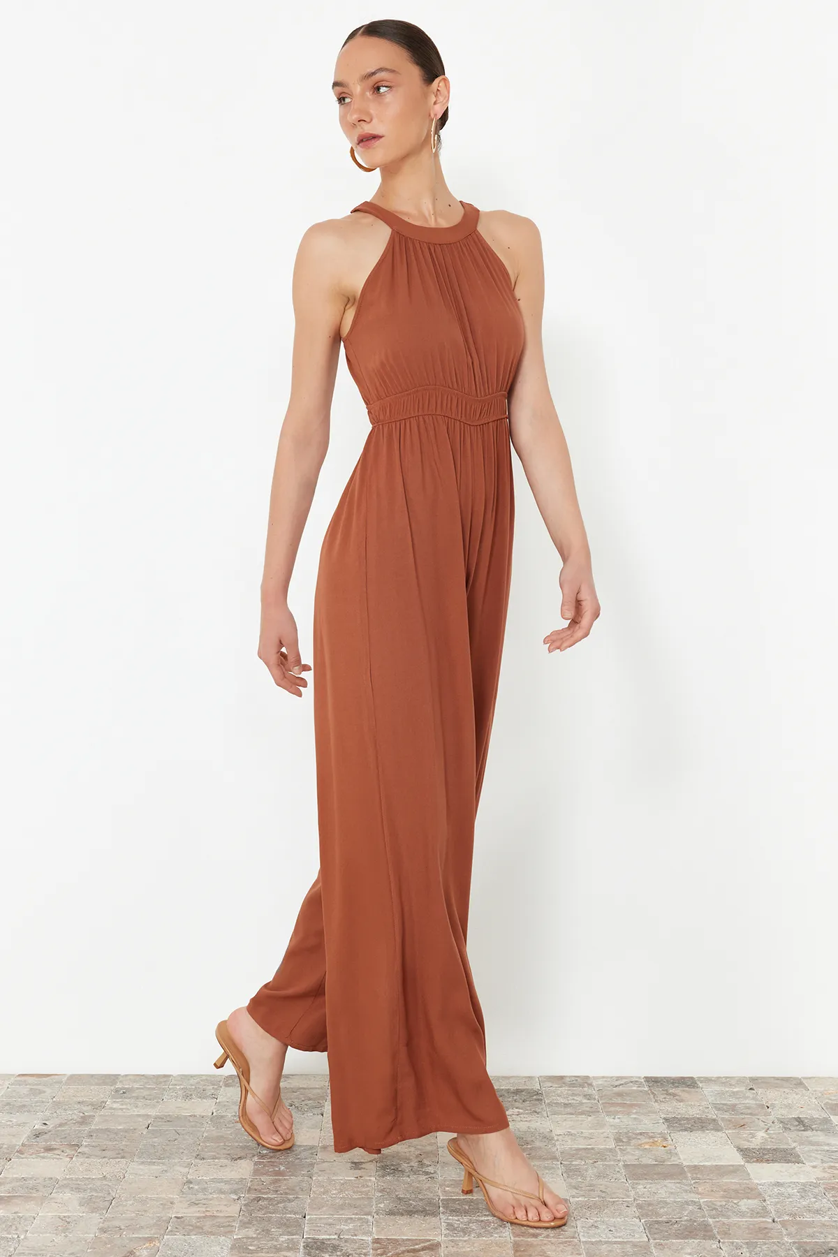 Trendyol Collection  Jumpsuit mit Raffung in Zimtfarbe TWOSS23TU00121