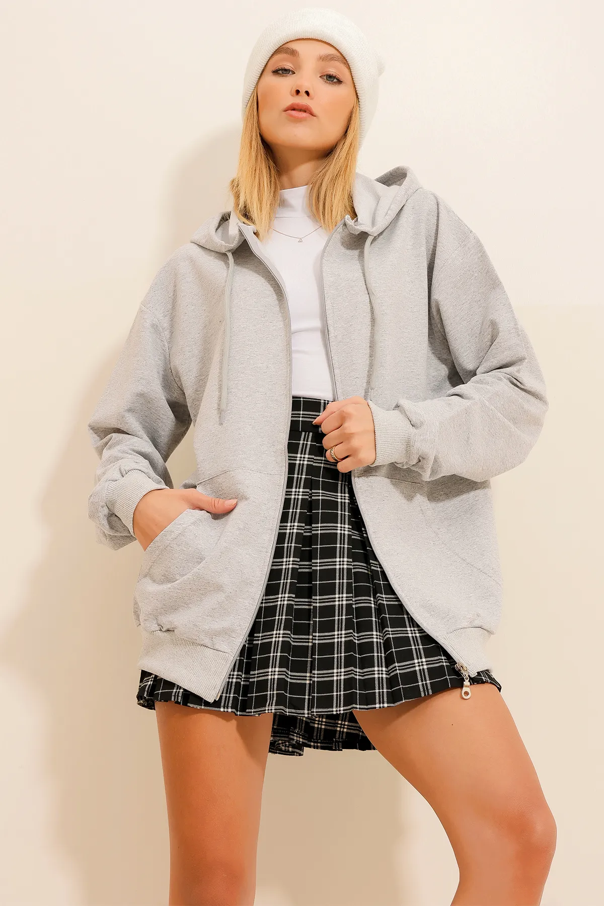Trend Alaçatı Stili  Graues saisonales Damen-Sweatshirt mit Kapuze, doppelter Tasche und Reißverschluss ALC-667-001