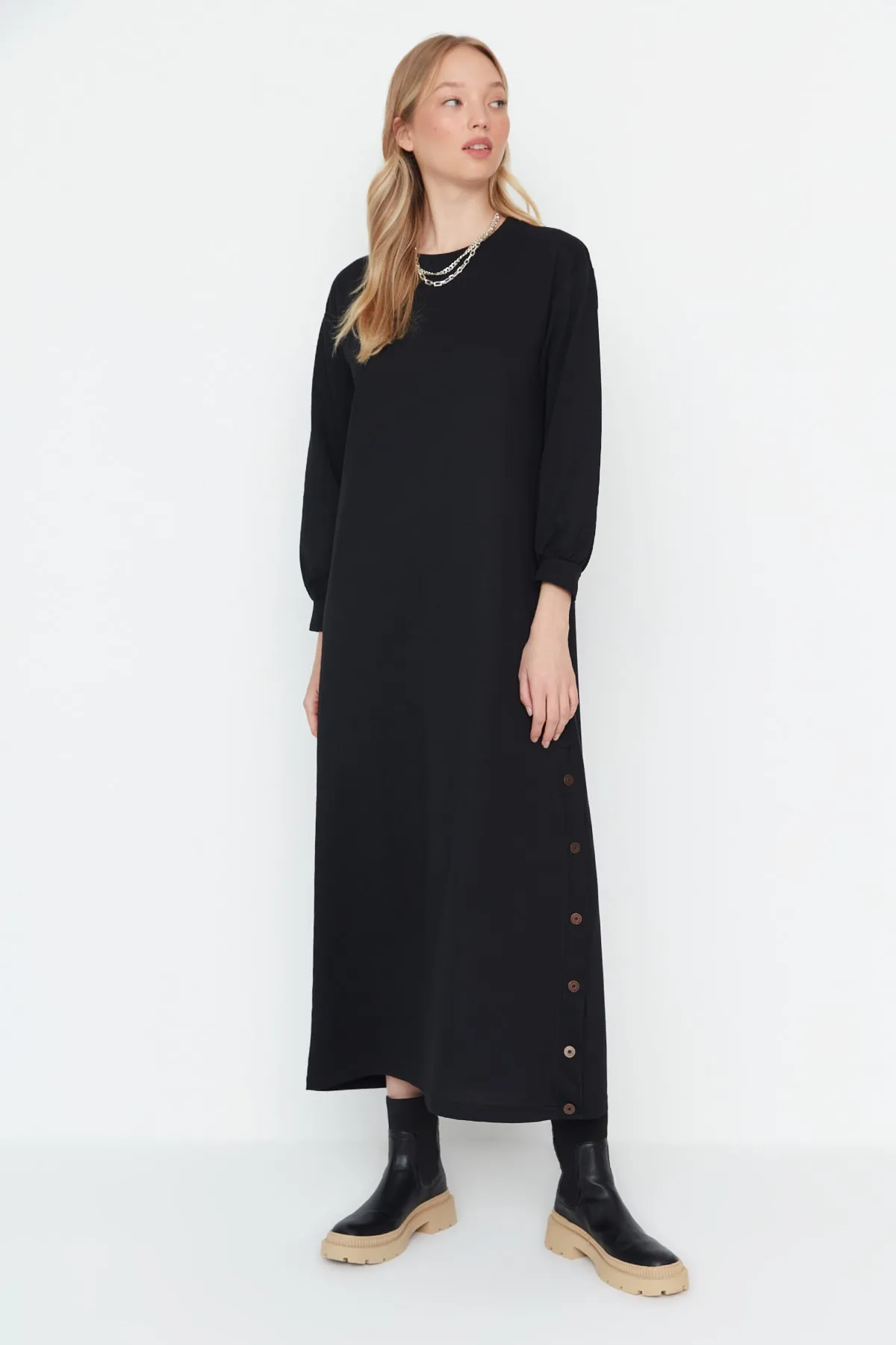 Trendyol Modest  Schwarzes Strickkleid mit Knöpfen und Rock TCTAW23EB00214