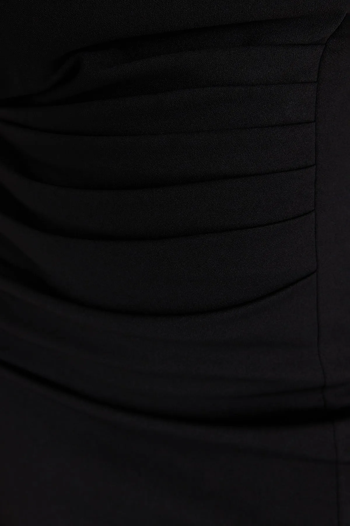Trendyol Curve  Schwarzes, körperbetontes, detailliertes Strickkleid mit Raffung TBBAW23AH00185