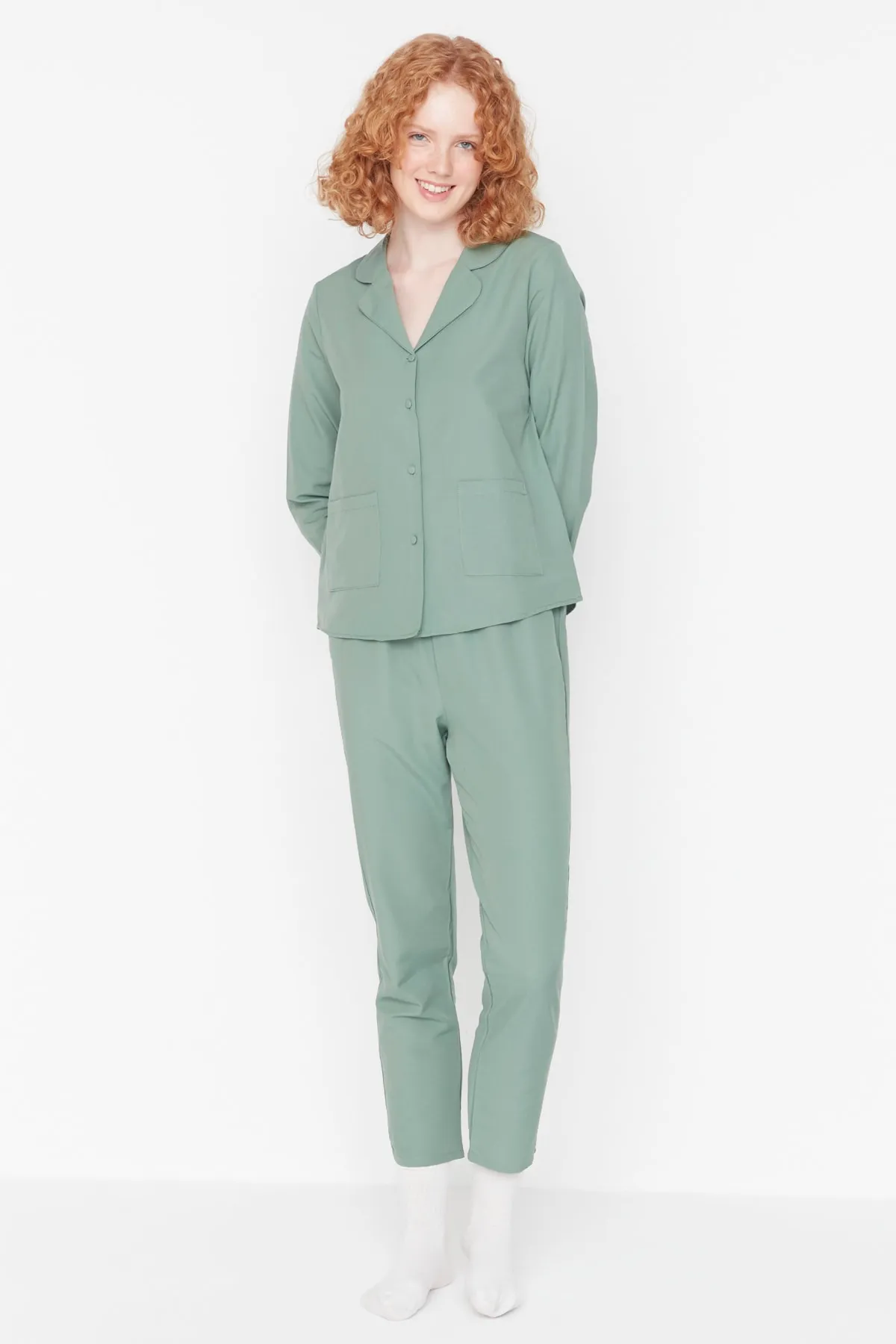 Trendyol Collection  Grünes Pyjama-Set aus gewebter Baumwolle mit Taschendetail THMAW23PT00441