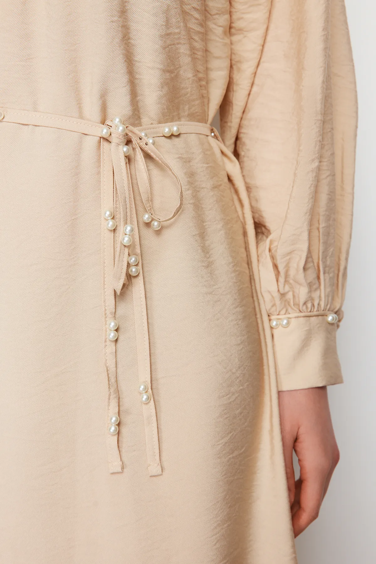Trendyol Modest  Puderfarbenes, gewebtes Kleid mit Stehkragen und Perlengürtel TCTSS24EB00125