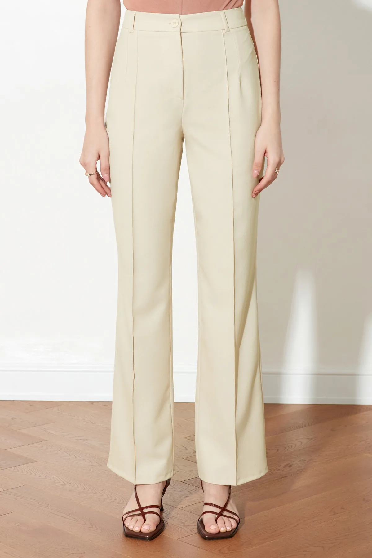 Trendyol Collection  Beigefarbene, gerade, gerippte, genähte Webhose mit hoher Taille TWOSS21PL0093