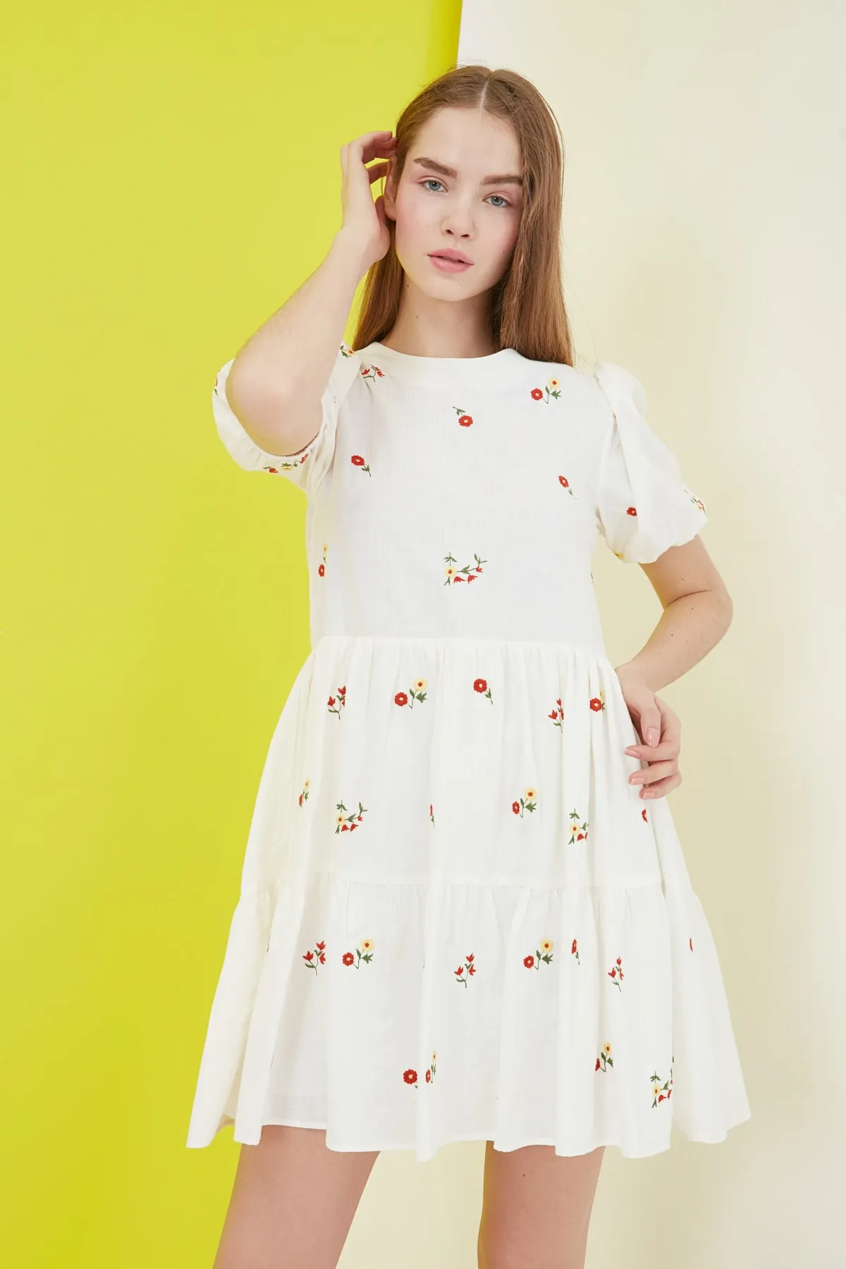 Trendyol Collection  Ecrufarbenes, gerade geschnittenes, gewebtes, gefüttertes, mit Blumen besticktes Webkleid TWOSS21EL0938