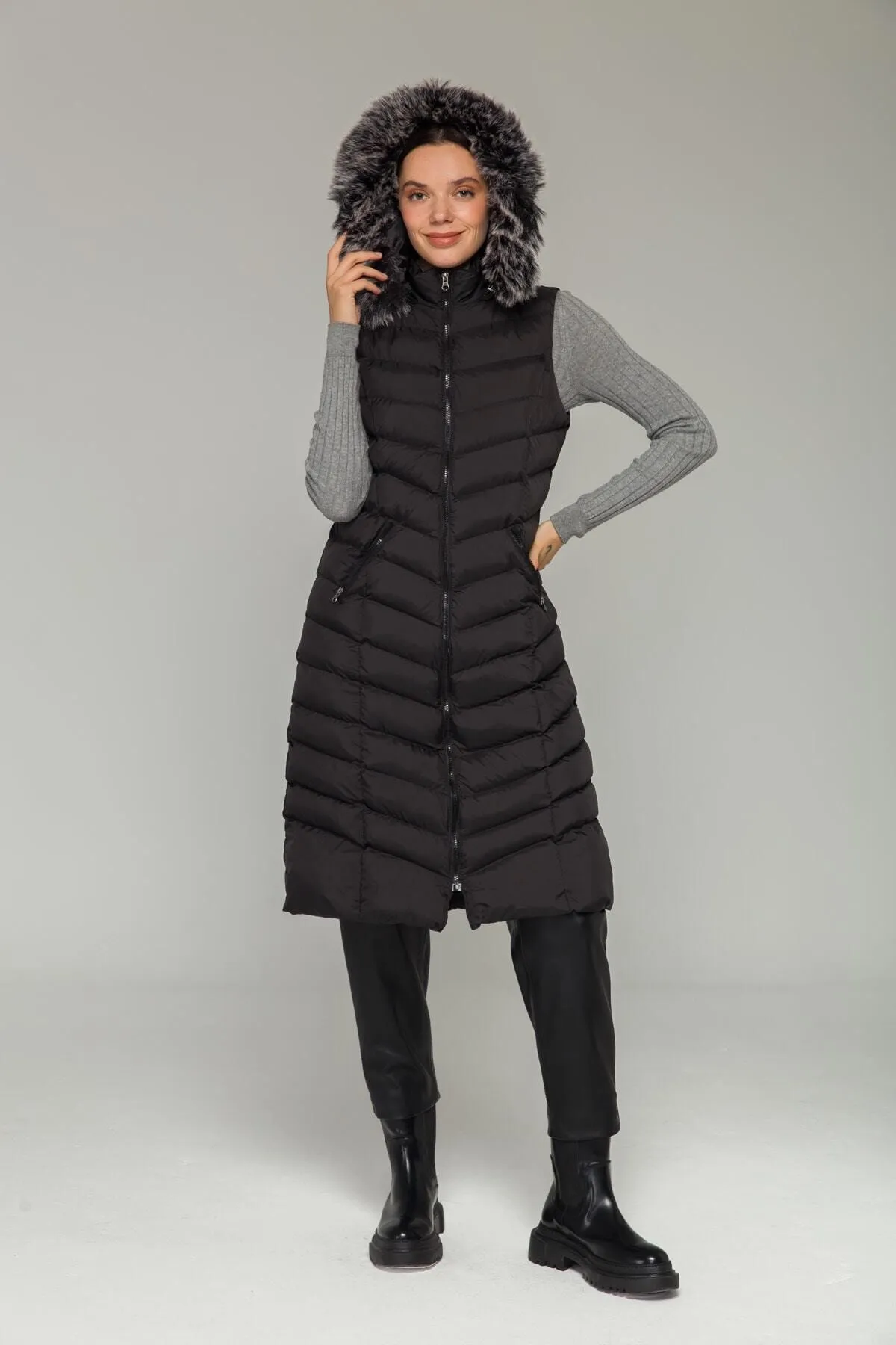 Olcay  Schwarze Pufferweste mit Fellkapuze für Damen