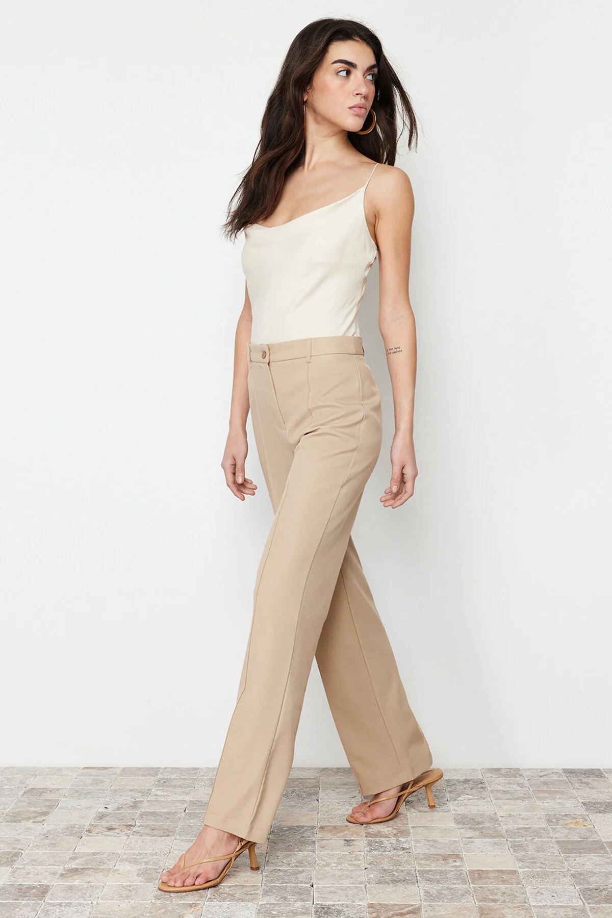 Trendyol Collection  Hellbraune gerade/gerade geschnittene Hose mit hoher Taille und gerippten Nähten aus Webstoff TWOSS21PL0093