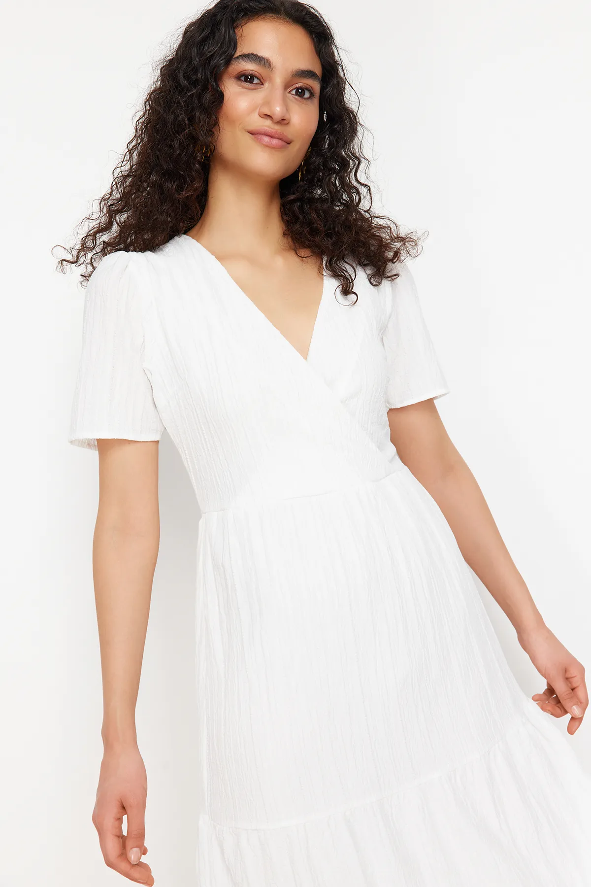 Trendyol Collection  Ecrufarbenes Maxi-Gewebekleid mit Rock und Taillenöffnung, zweireihigem Kragen und Futter TWOSS24EL00693