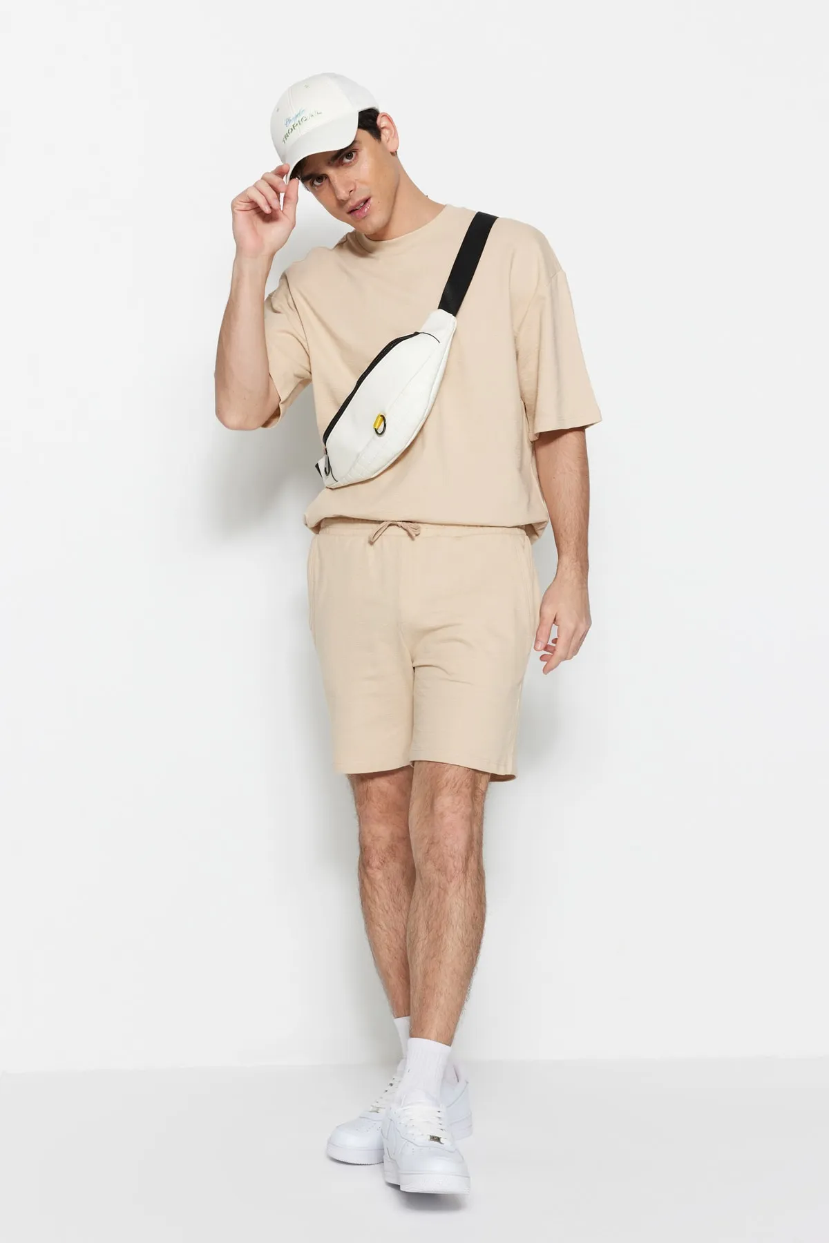 Trendyol Collection  Limitierte Auflage, beige, reguläre Shorts aus 100 % Baumwolle mit Struktur, TMNSS23SR00035