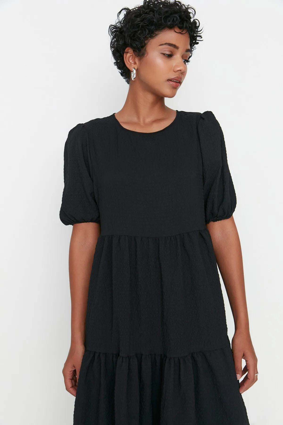 Trendyol Collection  Schwarzes, weit geschnittenes Midikleid mit gewebtem Volant TWOSS22EL1259