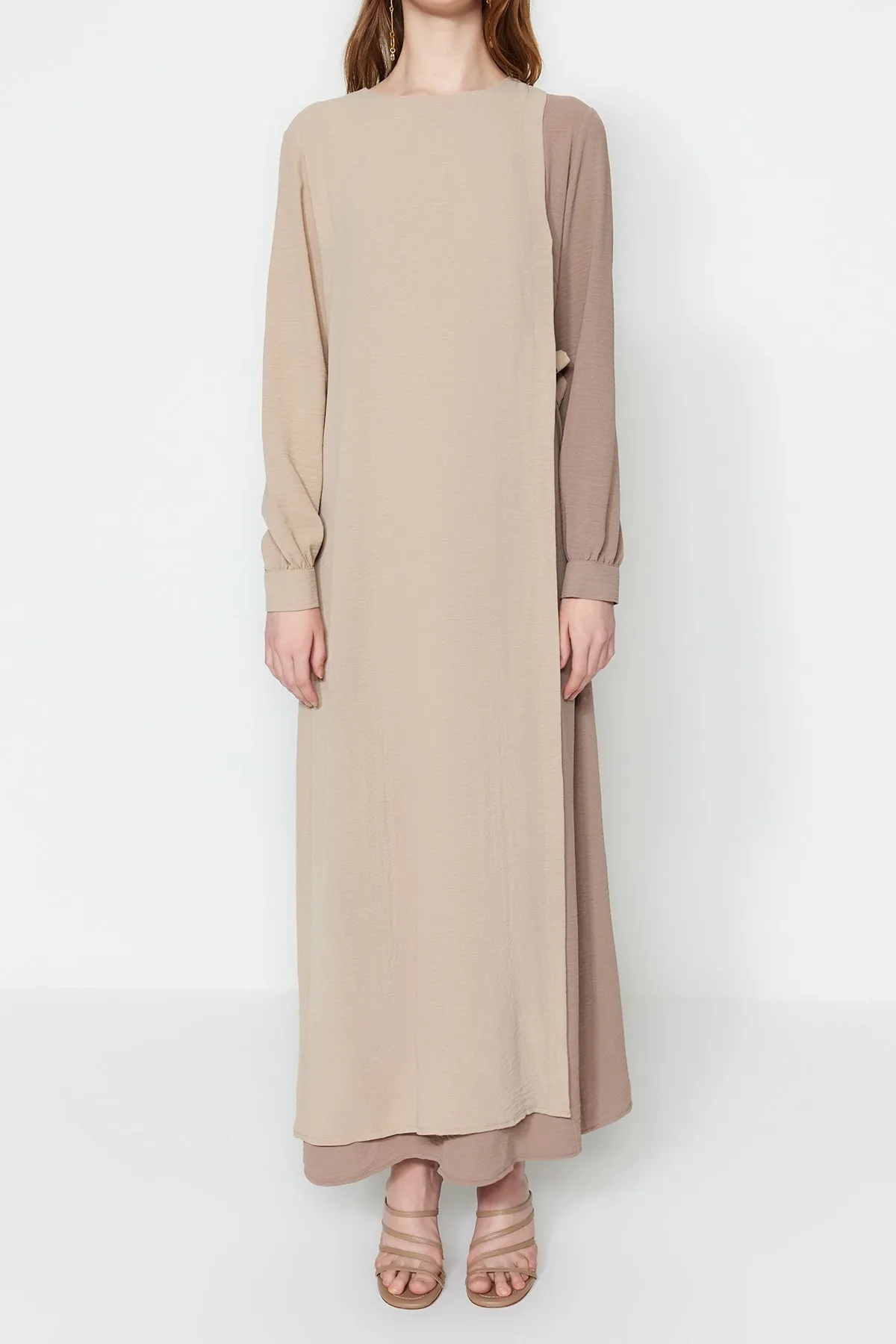 Trendyol Modest  Braunes Aerobin-Gewebtes Kleid mit Blockfarben und Taillenschnürung TCTSS23EB00106