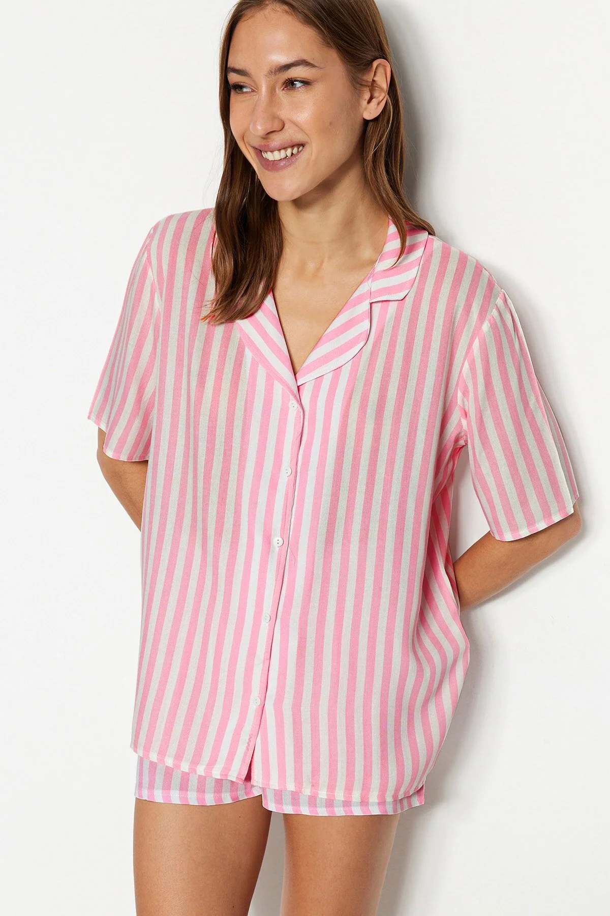 Trendyol Collection  Rosa gestreiftes Viskose-Hemd-Shorts-Pyjama-Set mit weitem Schnitt THMSS21PT0179