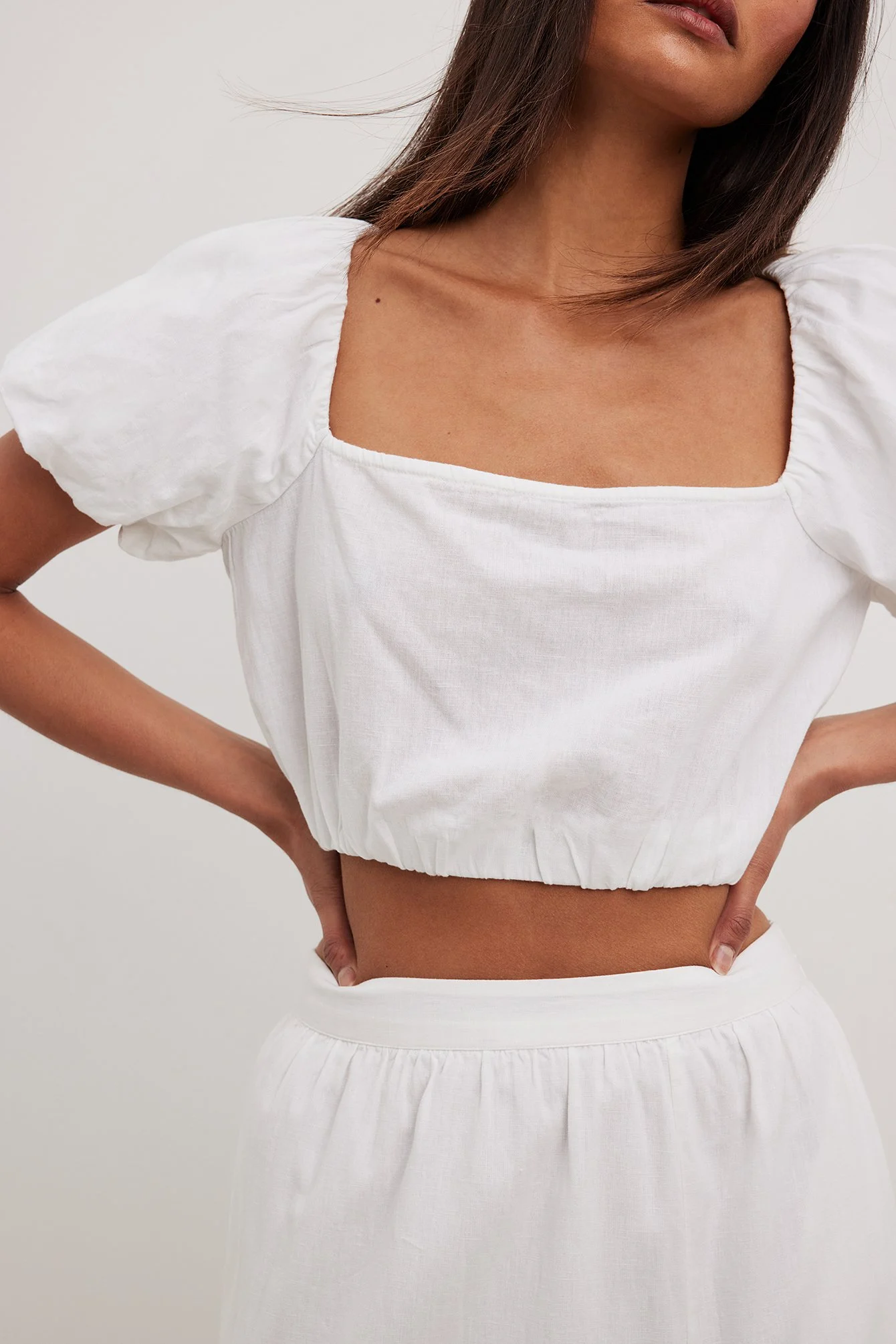 Kurzärmelige Bluse mit tiefem Rückenausschnitt