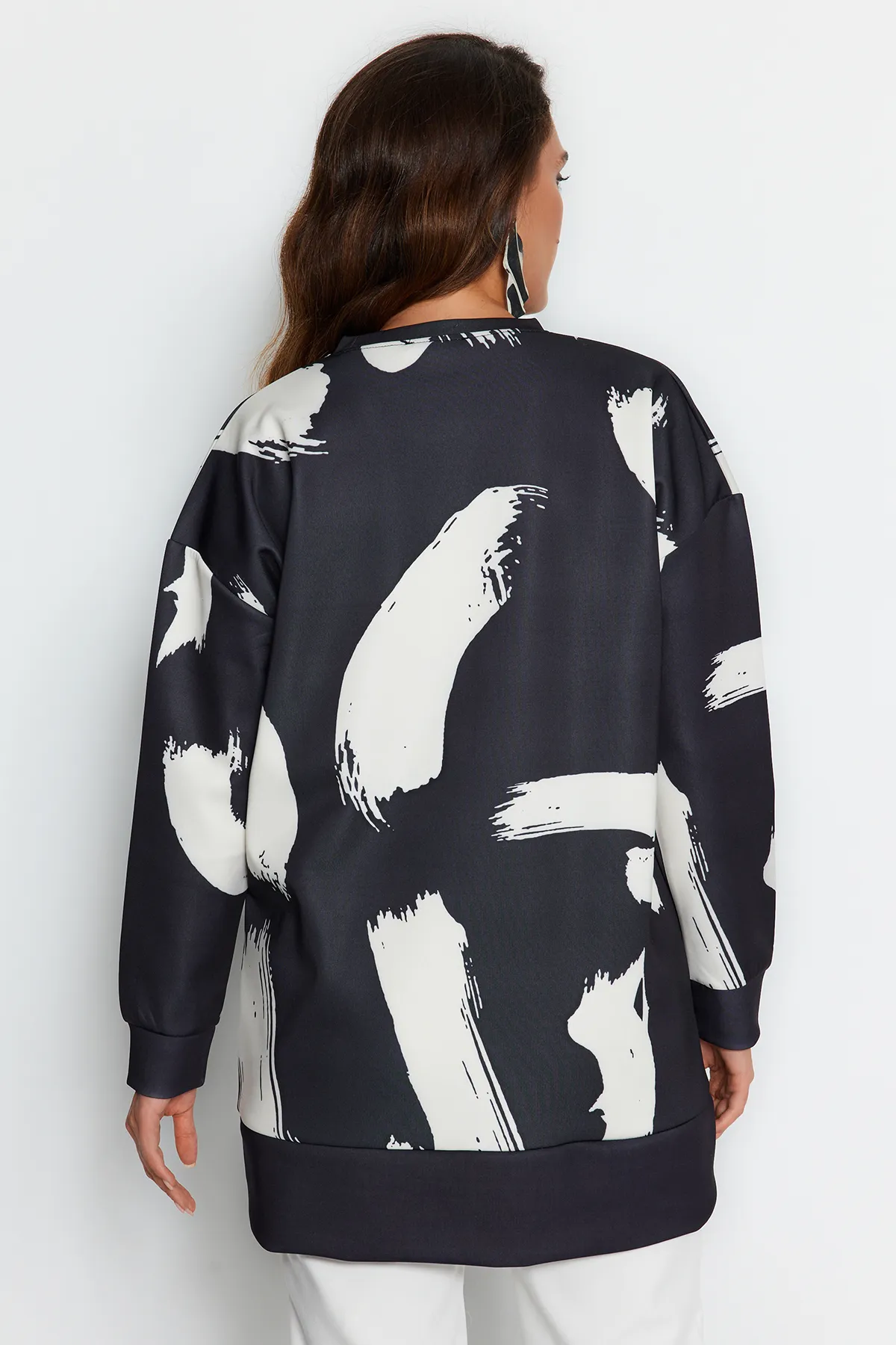Trendyol Modest  Schwarz gemustertes Scuba-Strick-Sweatshirt mit Rundhalsausschnitt TCTAW23TW00049