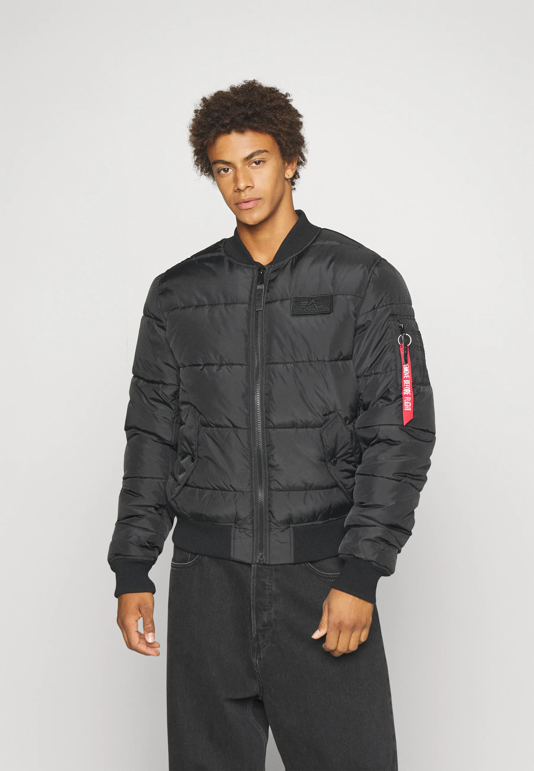 Chaqueta bomber acolchada MA-1 de Alpha Industries