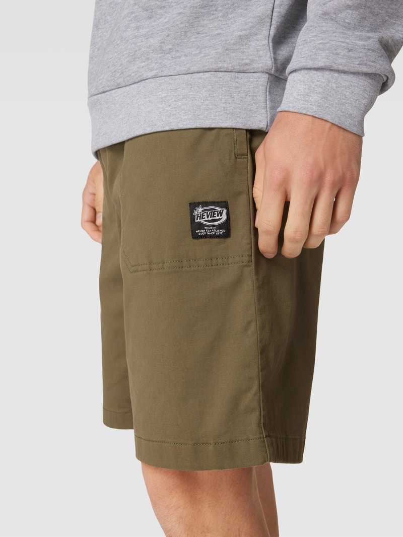 Bermudas mit Label-Patch in olivgrün