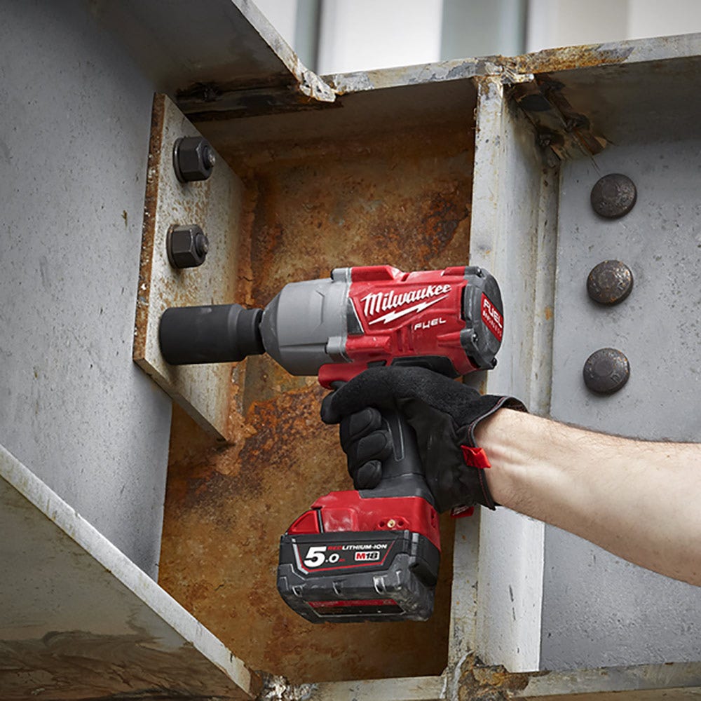 Chave de impacto de alto torque Milwaukee Fuel de 18V e 1/2 polegada com eixo de travamento M18FHIWP12-0