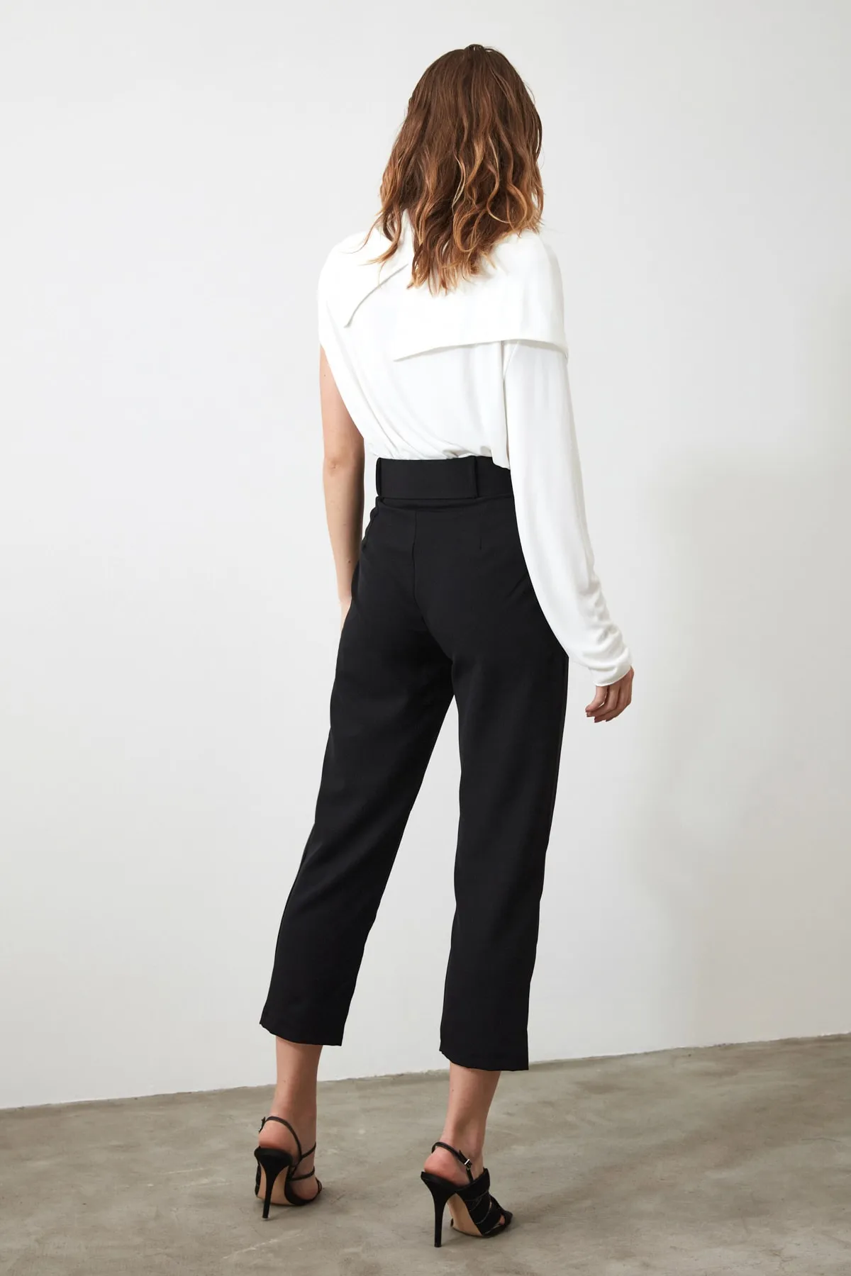Trendyol Collection  Schwarze, gewebte Karottenhose mit Gürtel und Falten TWOSS19BB0468