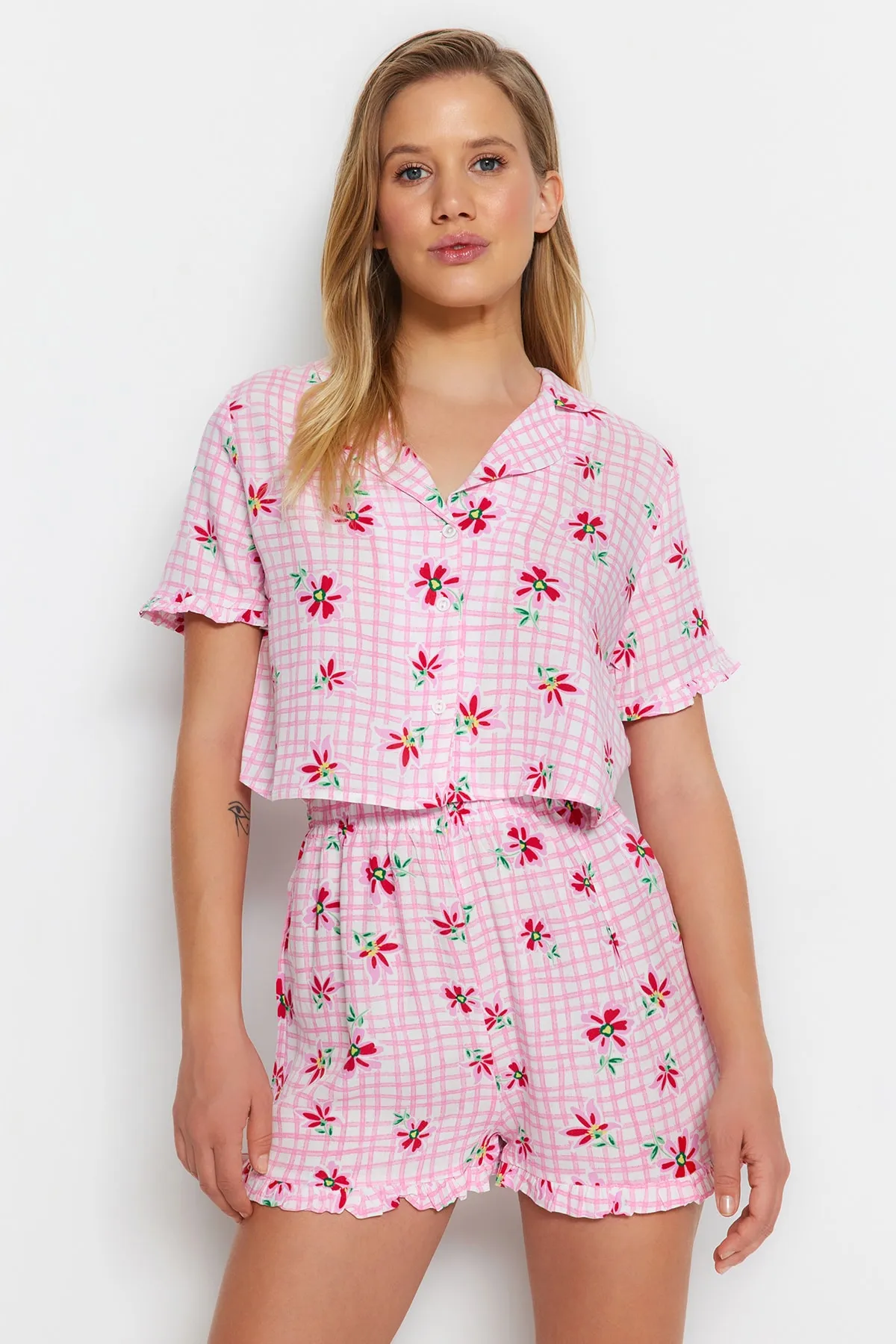 Trendyol Collection  Rosafarbenes, gewebtes Pyjama-Set mit Hemd und Shorts aus Viskose mit Blumenmuster THMSS23PT00167