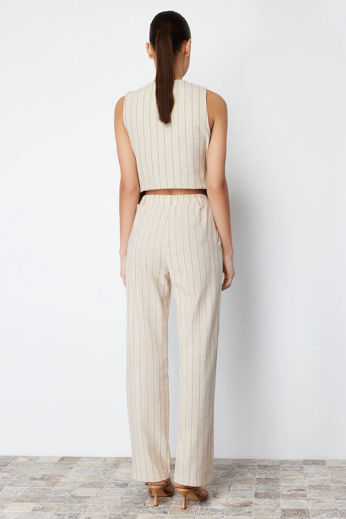 Trendyol Collection  Beige gestreifte, elastische Taillentasche, gerade geschnittene Hose aus gewebtem Baumwollleinen TWOSS24PL00055