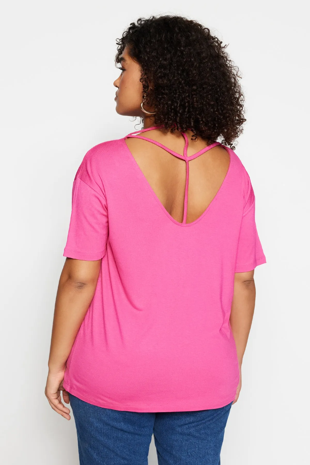 Trendyol Curve  Gestricktes T-Shirt mit rosa Kragen und detailliertem Kragen TBSSS22TS0877