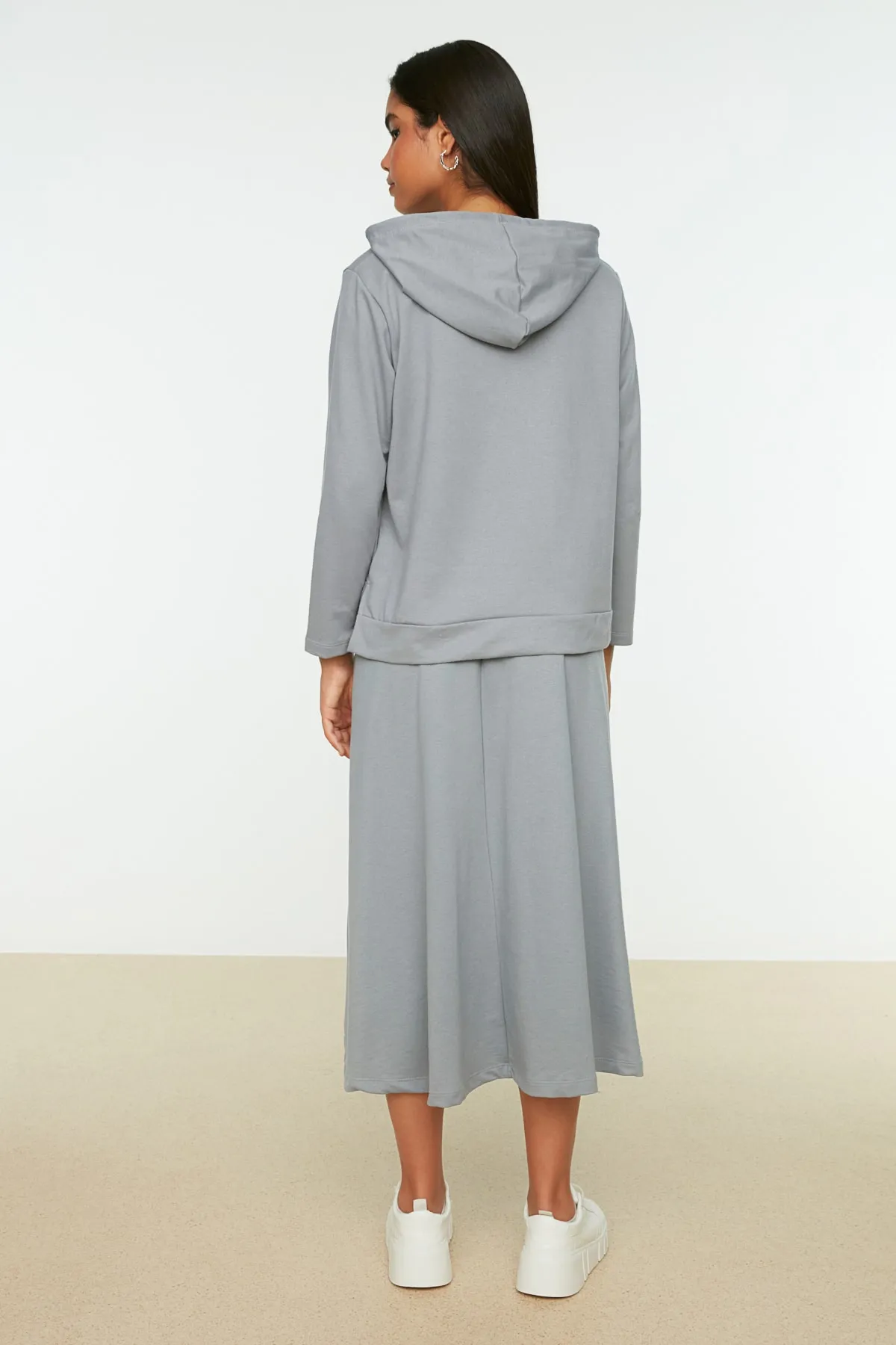 Trendyol Modest  Graues Strickset aus Sweatshirt und Rock mit Kapuze TCTAW22US0027