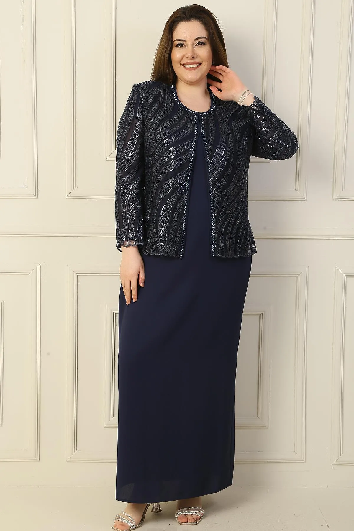 By Saygı  Langes Kleid mit Halbmondärmeln, mit Perlen und Pailletten bestickt, Jacke aus Tüll, gefüttert, 2-teiliges Set in Übergröße