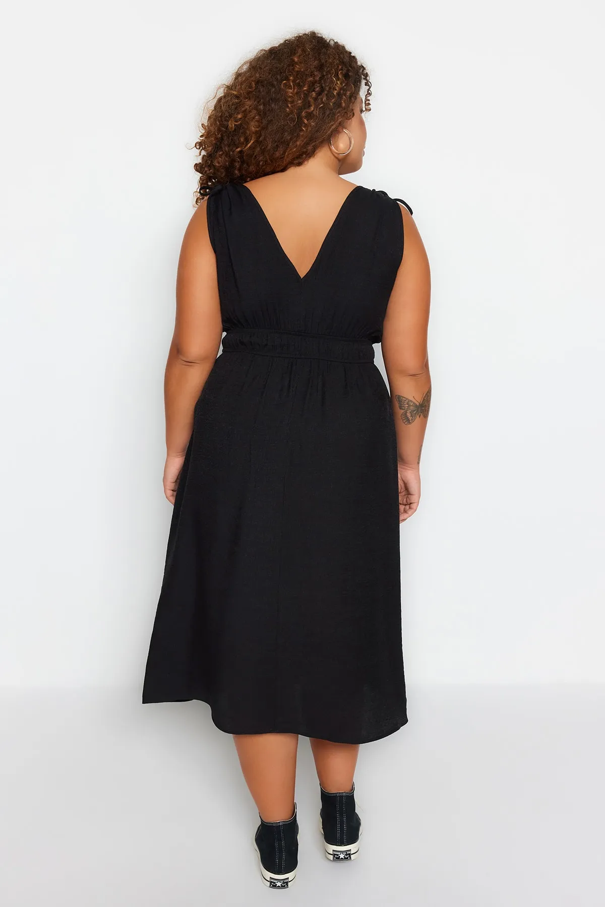 Trendyol Curve  Schwarzes gewebtes Kleid mit elastischer Taille TBBSS23AH00044