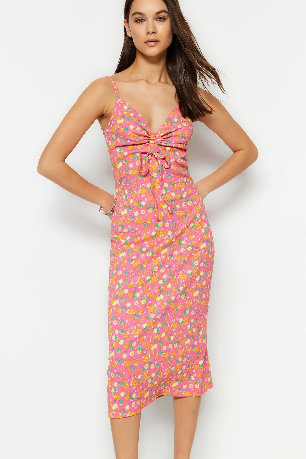 Trendyol Collection  Rosafarbenes, mit Blumenmuster bedrucktes Midi-Strickkleid mit gewickelter Taille und Skater-Trägern TWOSS23EL01454