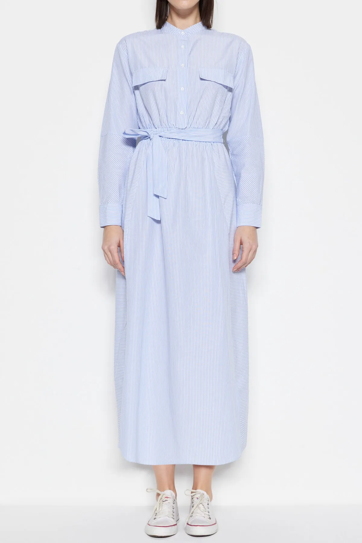 Trendyol Modest  Blaues, gestreiftes, gewebtes Kleid mit Gürtel und Taschendetail TCTSS23EB00065