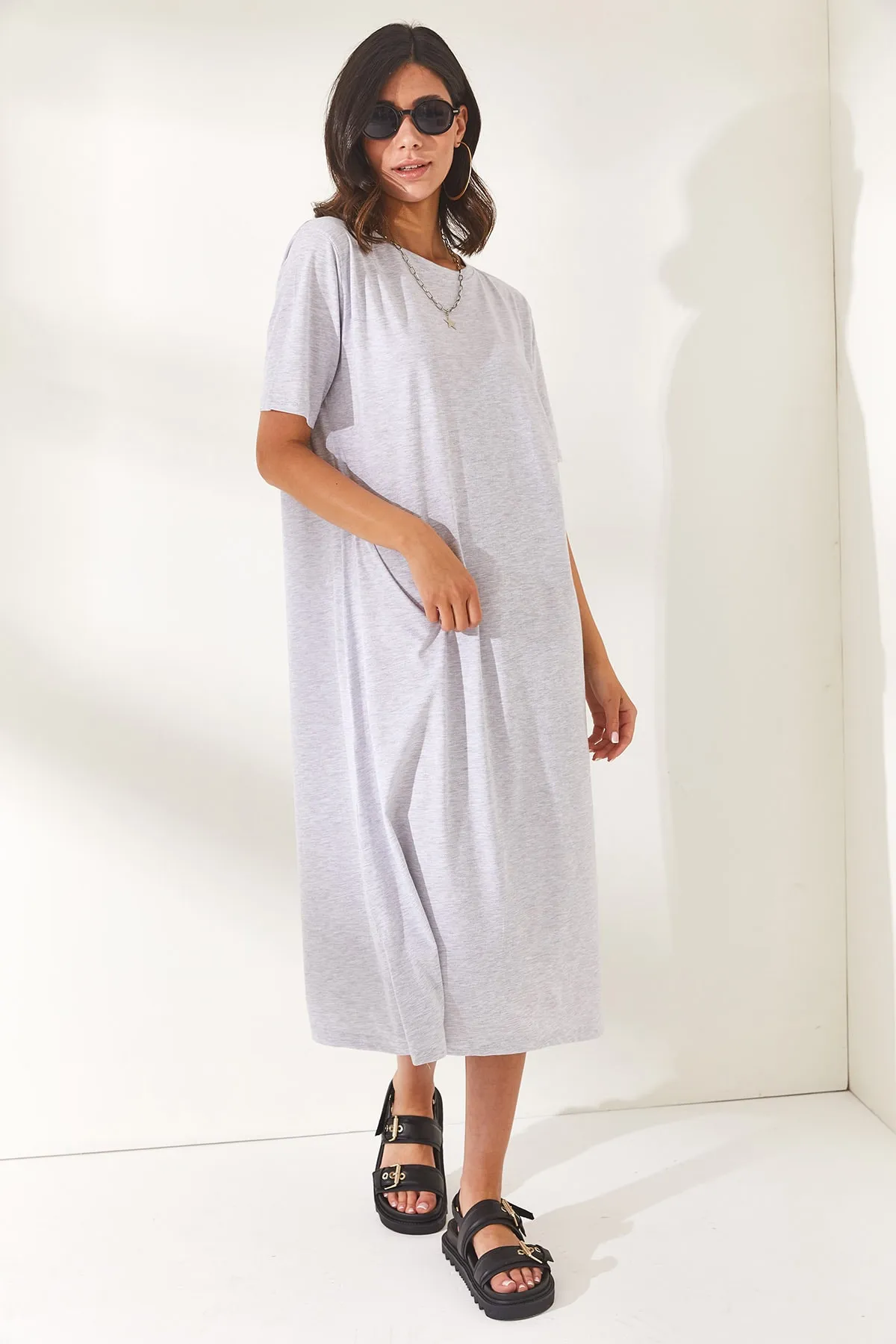 Olalook  Graues Oversize-Baumwollkleid mit seitlichem Schlitz für Damen ELB-19001880