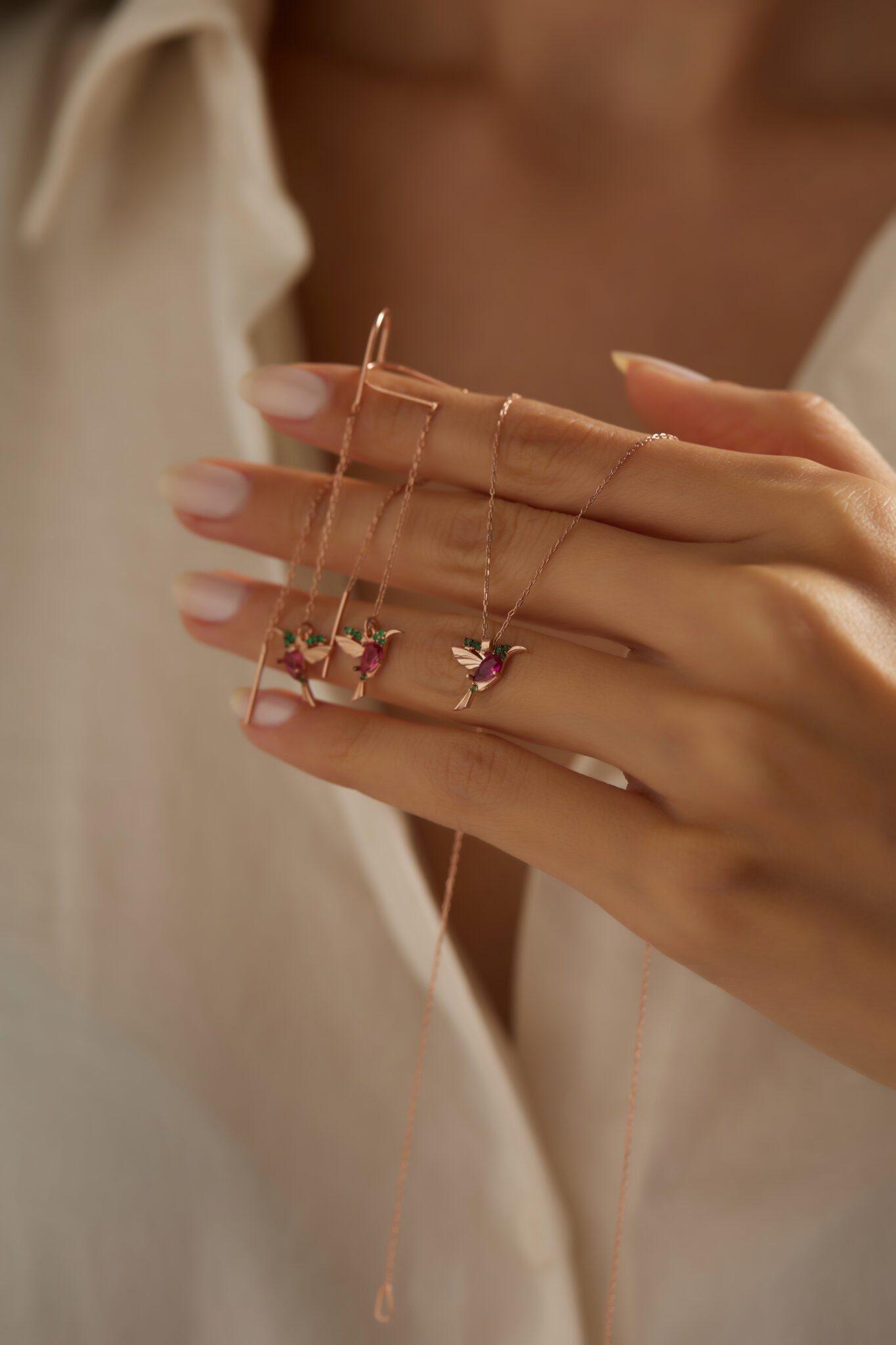 Einzelstück Paar Ohrhänger Einzelstück Kolibri Ohrringe aus 925 Sterling Silber, rosé vergoldet, mit funkelnden Steinen