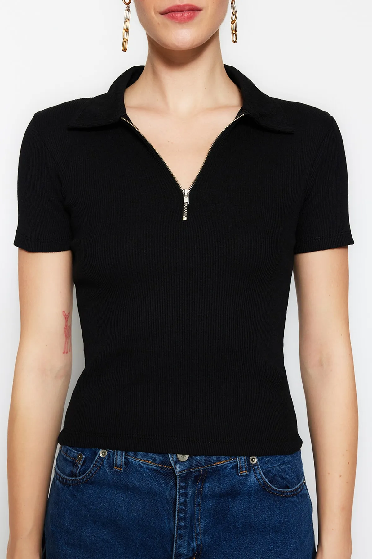 Trendyol Collection  Schwarze, eng anliegende, gerippte, dehnbare Strickbluse mit Reißverschluss und Polokragen TWOSS23BZ00496