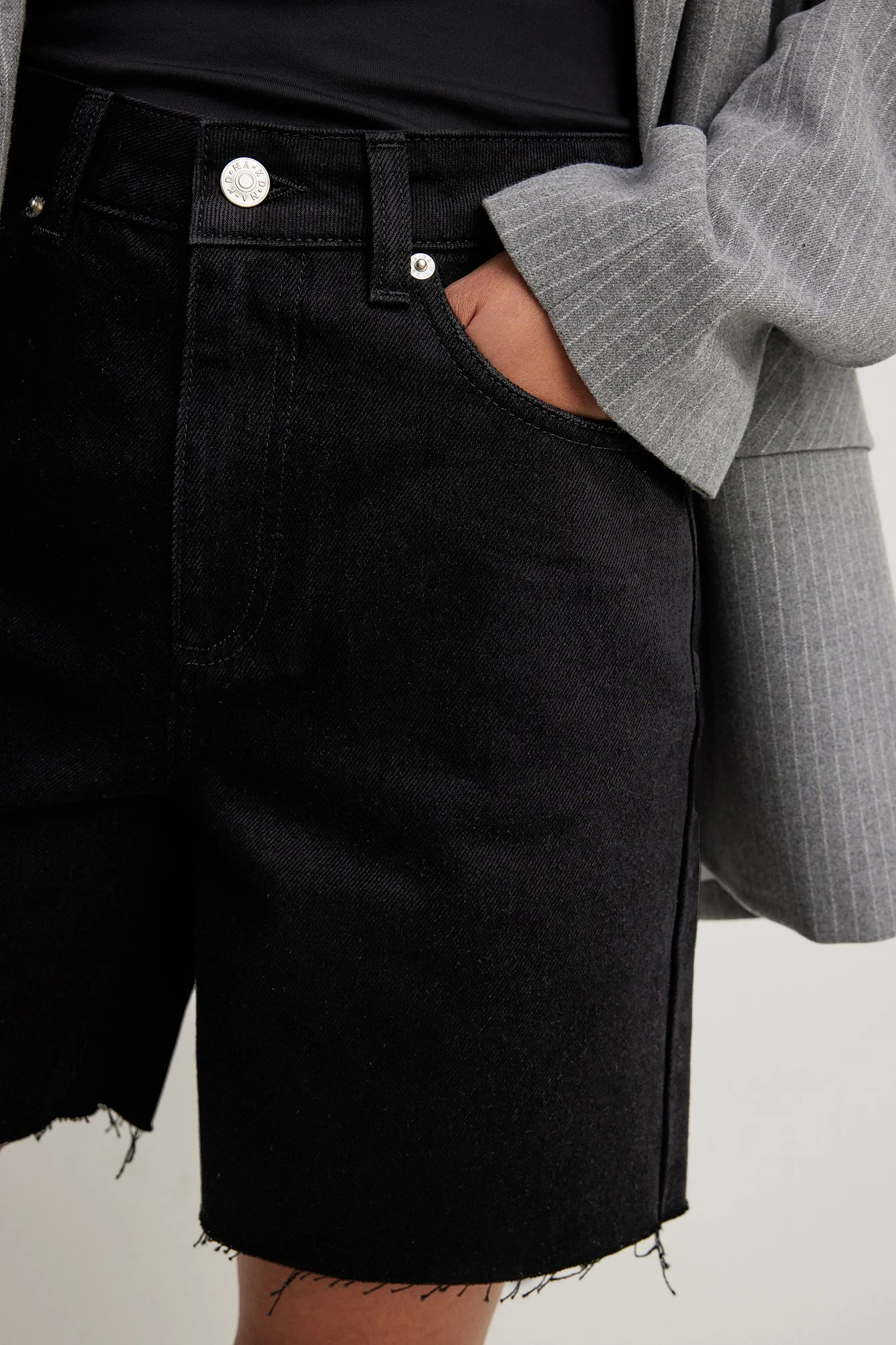 Hochtaillierte Denim-Shorts mit rohem Saum